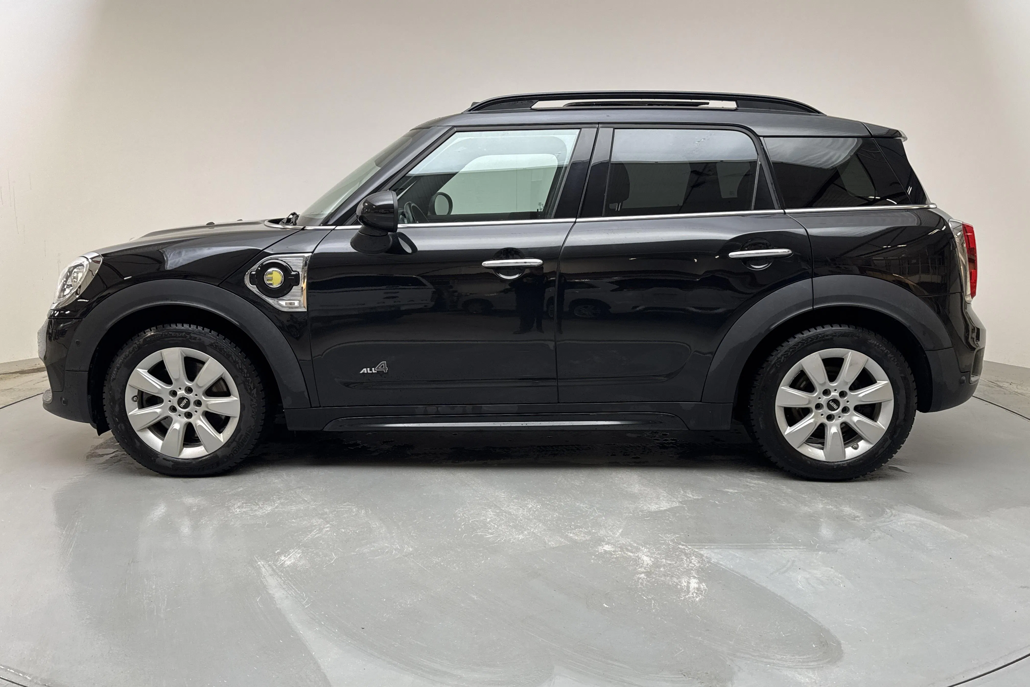Presentationsfoto 2 av 17: MINI Cooper S E ALL4 Countryman, F60 (224hk) - 9 851 mil - Automat - svart - 2019