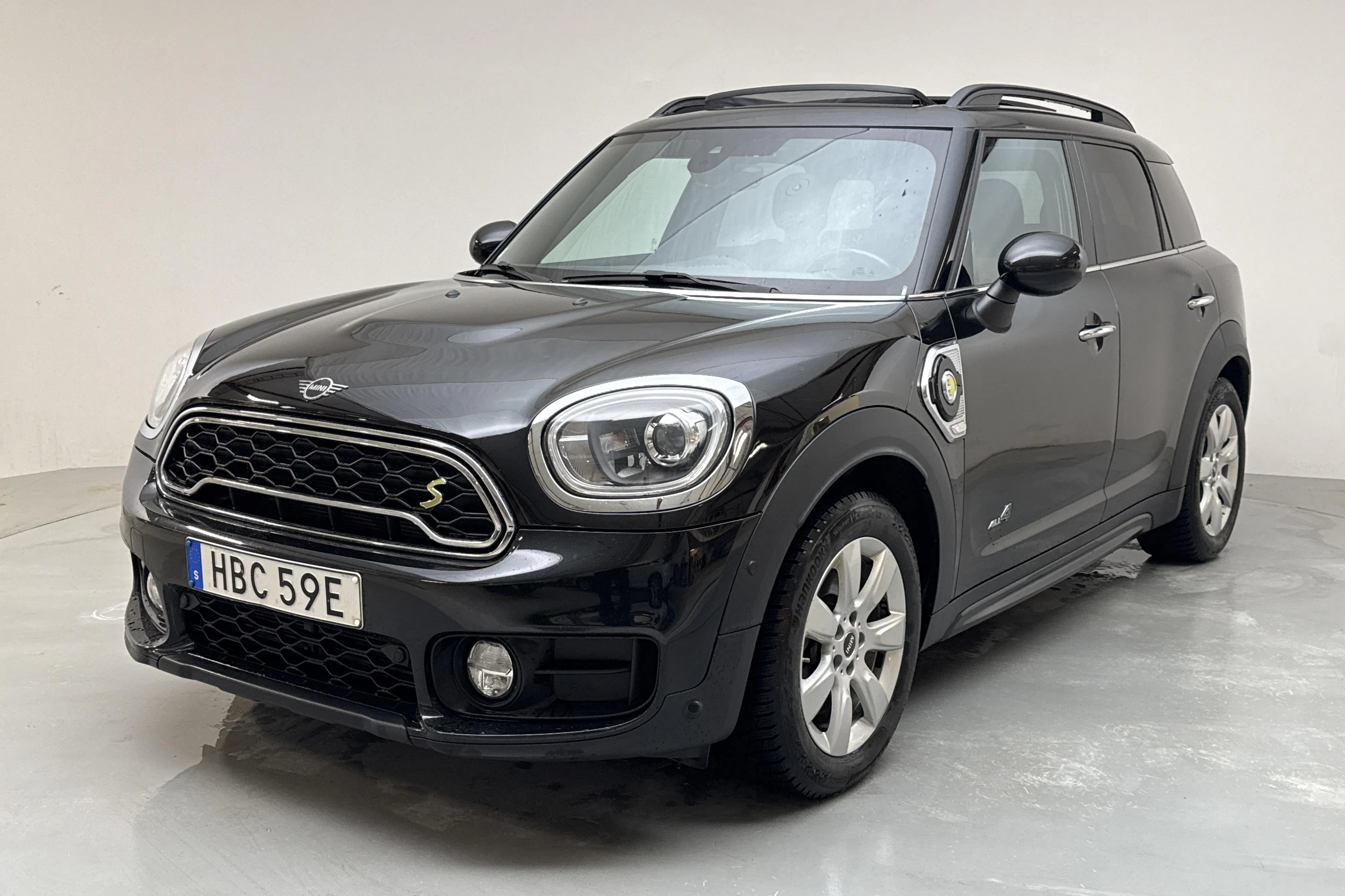 Presentationsfoto 1 av 17: MINI Cooper S E ALL4 Countryman, F60 (224hk) - 9 851 mil - Automat - svart - 2019