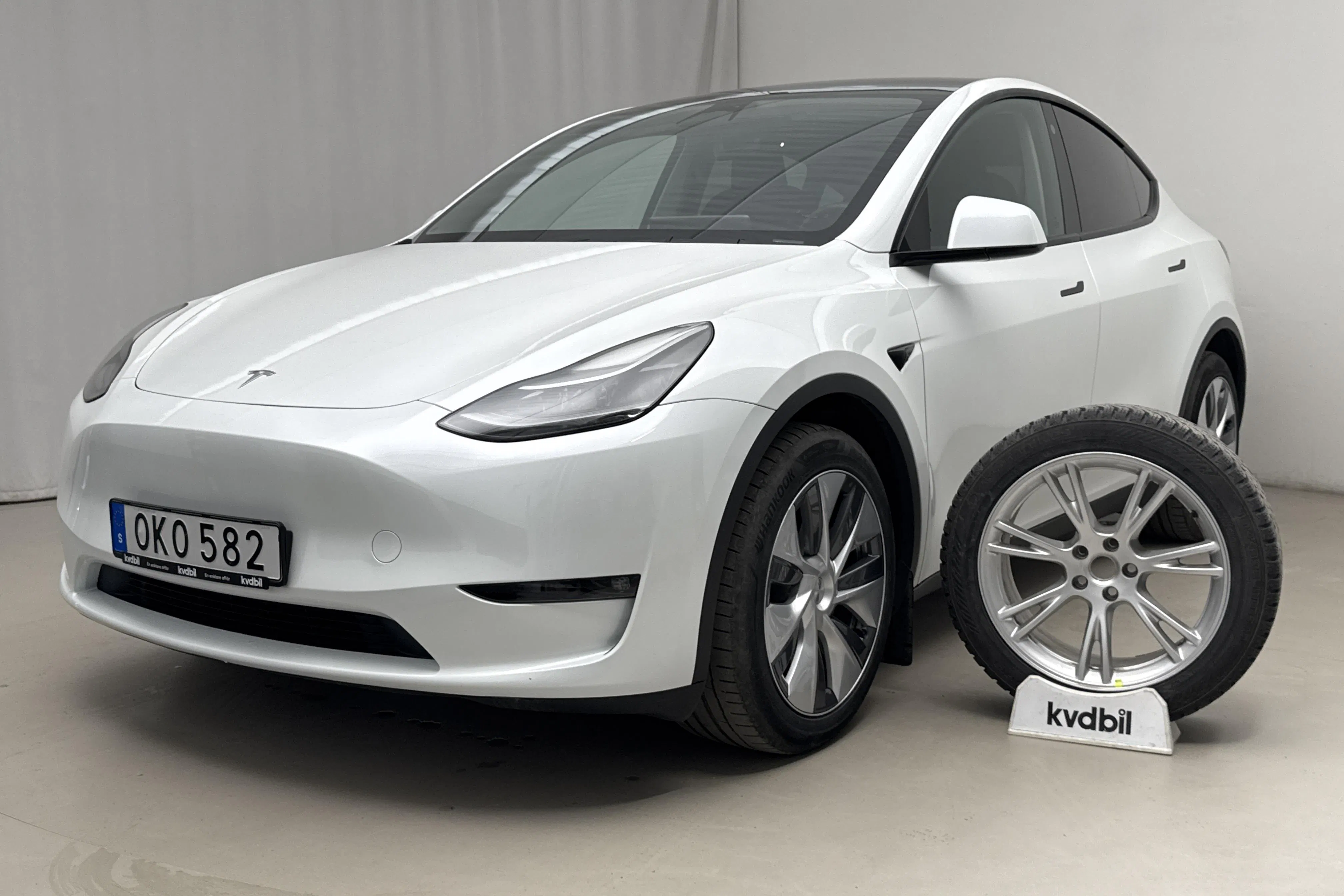 Presentationsfoto 1 av 21: Tesla Model Y Long Range Dual Motor AWD - 2 848 mil - Automat - vit - 2023