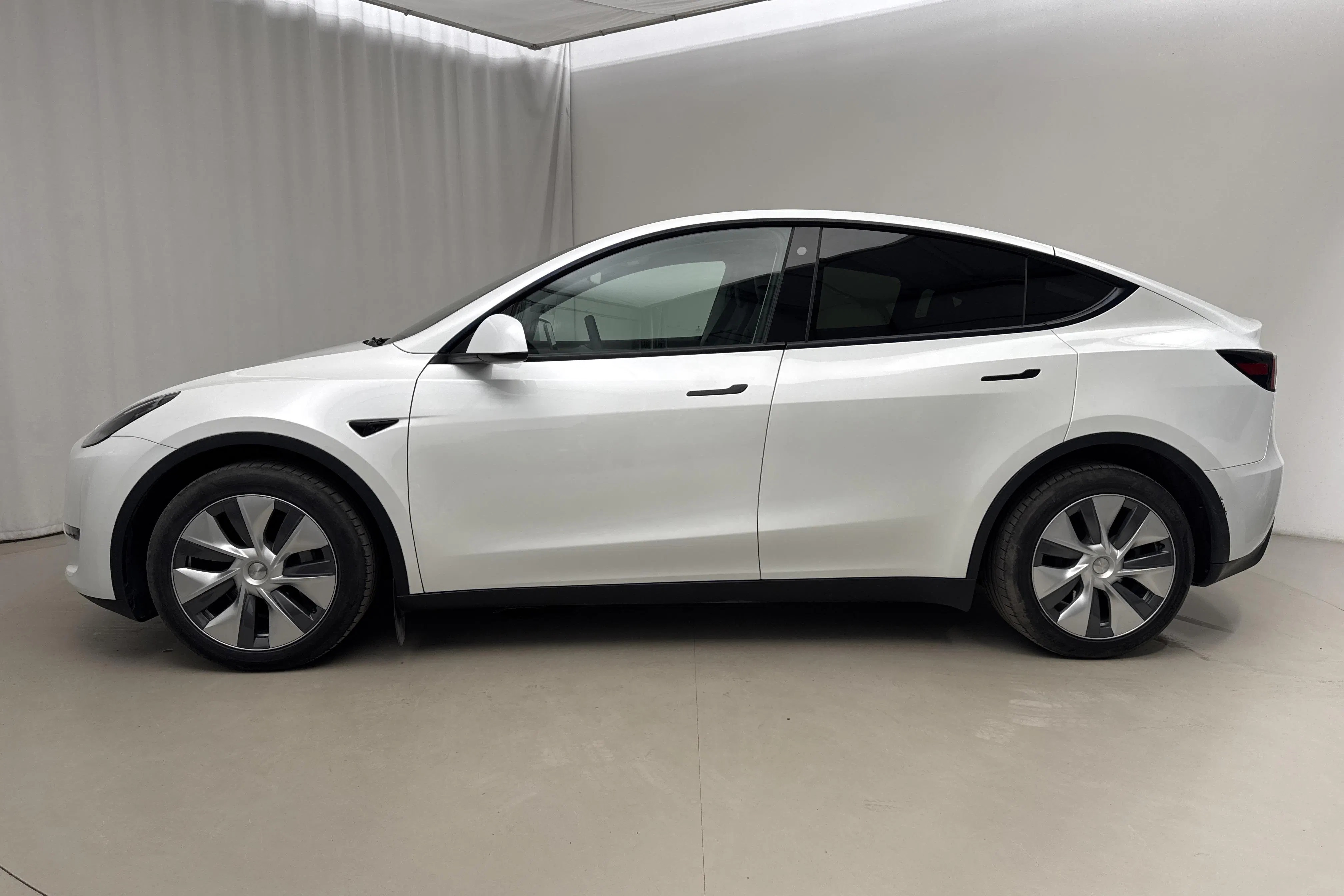 Presentationsfoto 2 av 21: Tesla Model Y Long Range Dual Motor AWD - 2 848 mil - Automat - vit - 2023