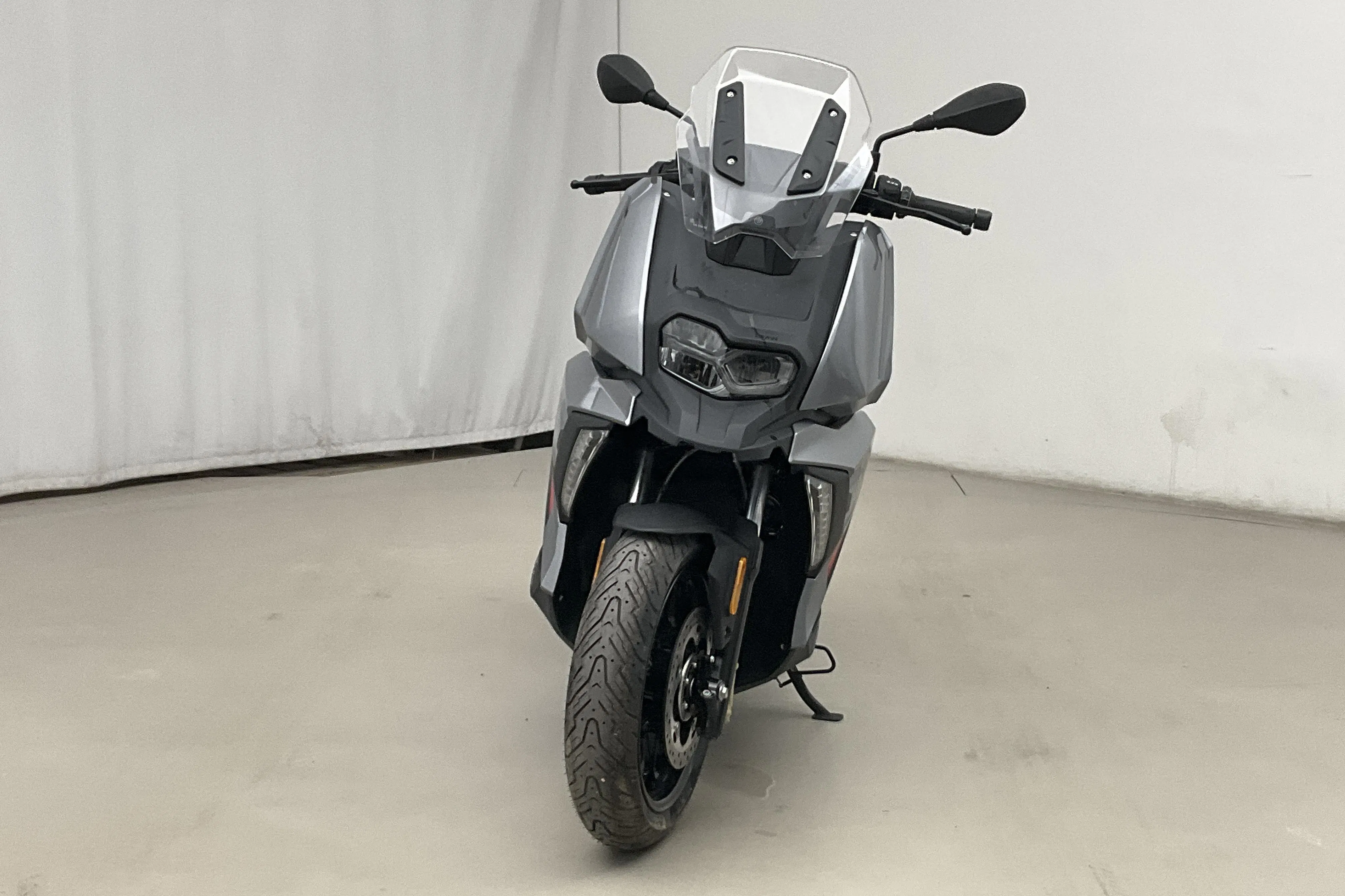 Presentationsfoto 2 av 14: BMW C 400 X Motorcykelskoter - 1 mil - Automat - grå - 2023