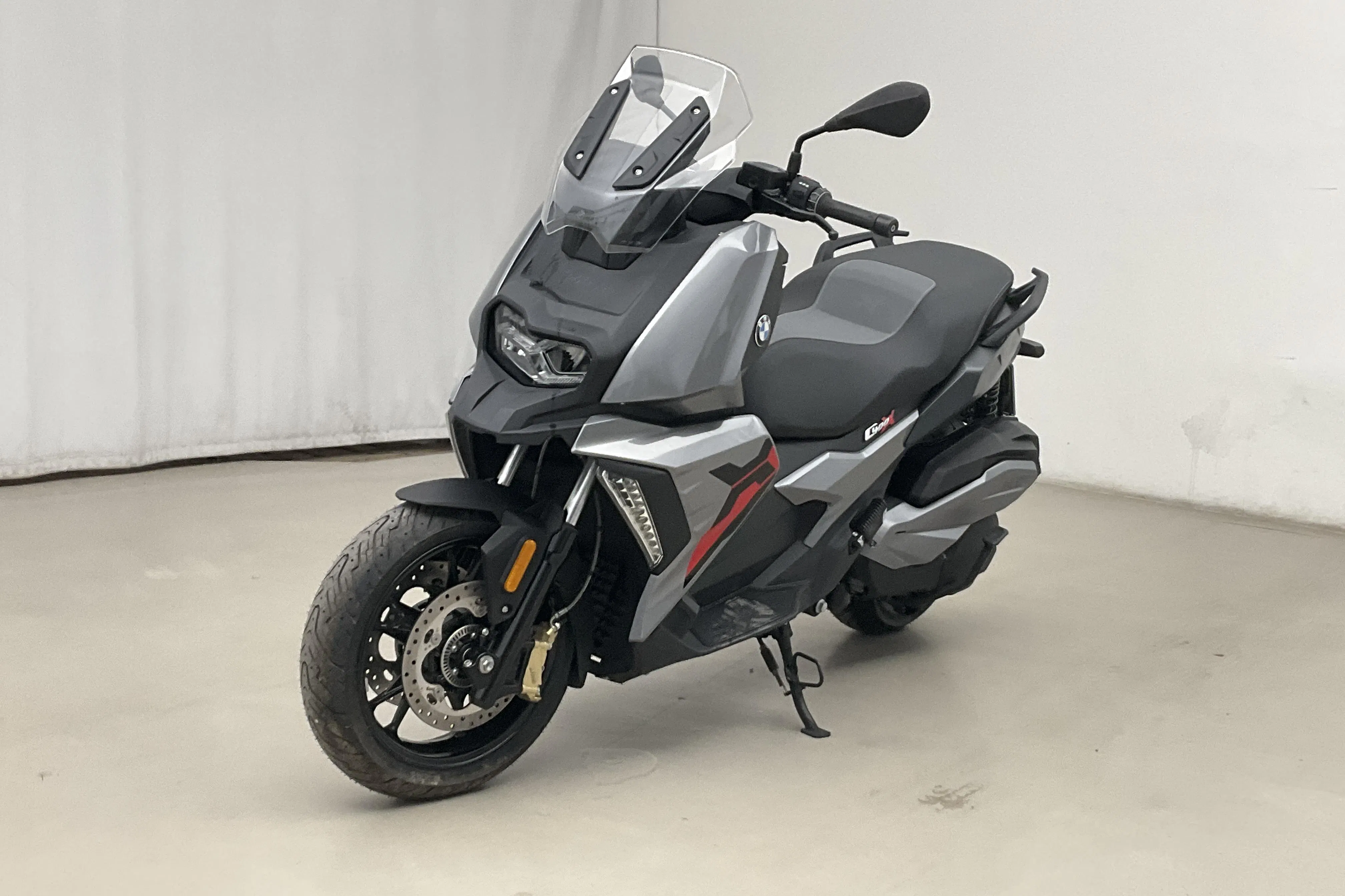 Presentationsfoto 1 av 14: BMW C 400 X Motorcykelskoter - 1 mil - Automat - grå - 2023