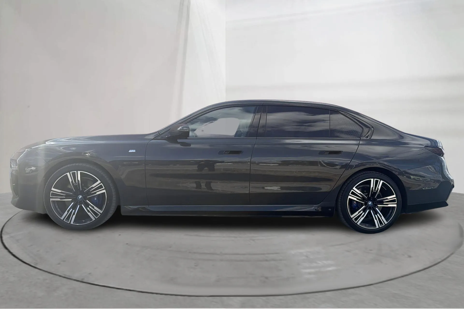 Presentationsfoto 2 av 20: BMW i7 xDrive60, G70 (544hk) - 7 303 mil - Automat - grå - 2023
