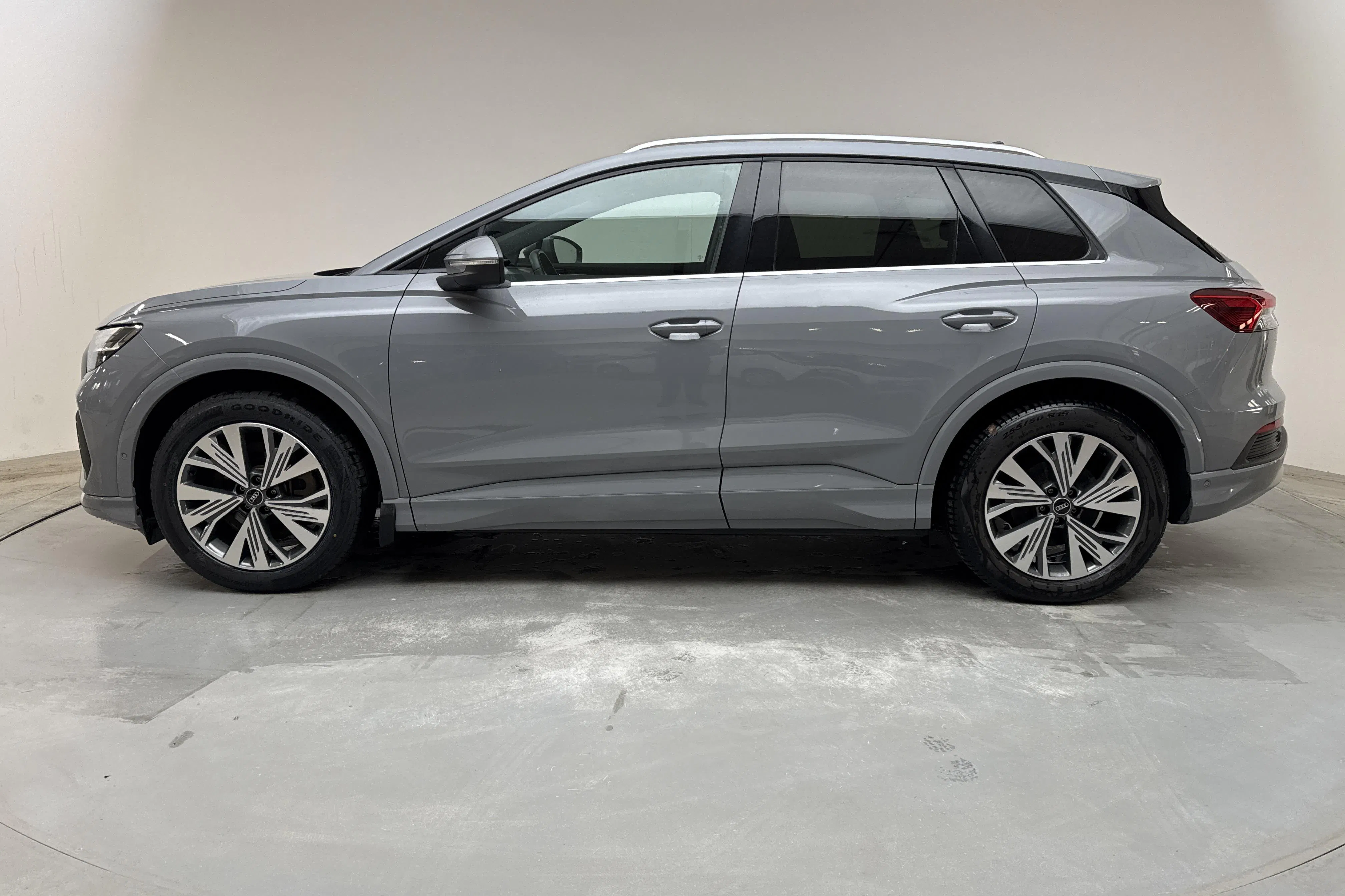 Presentation photo 2 of 18: Audi Q4 50 e-tron quattro 77kWh (299hk) - 47 330 km - Automatic - gray - 2023