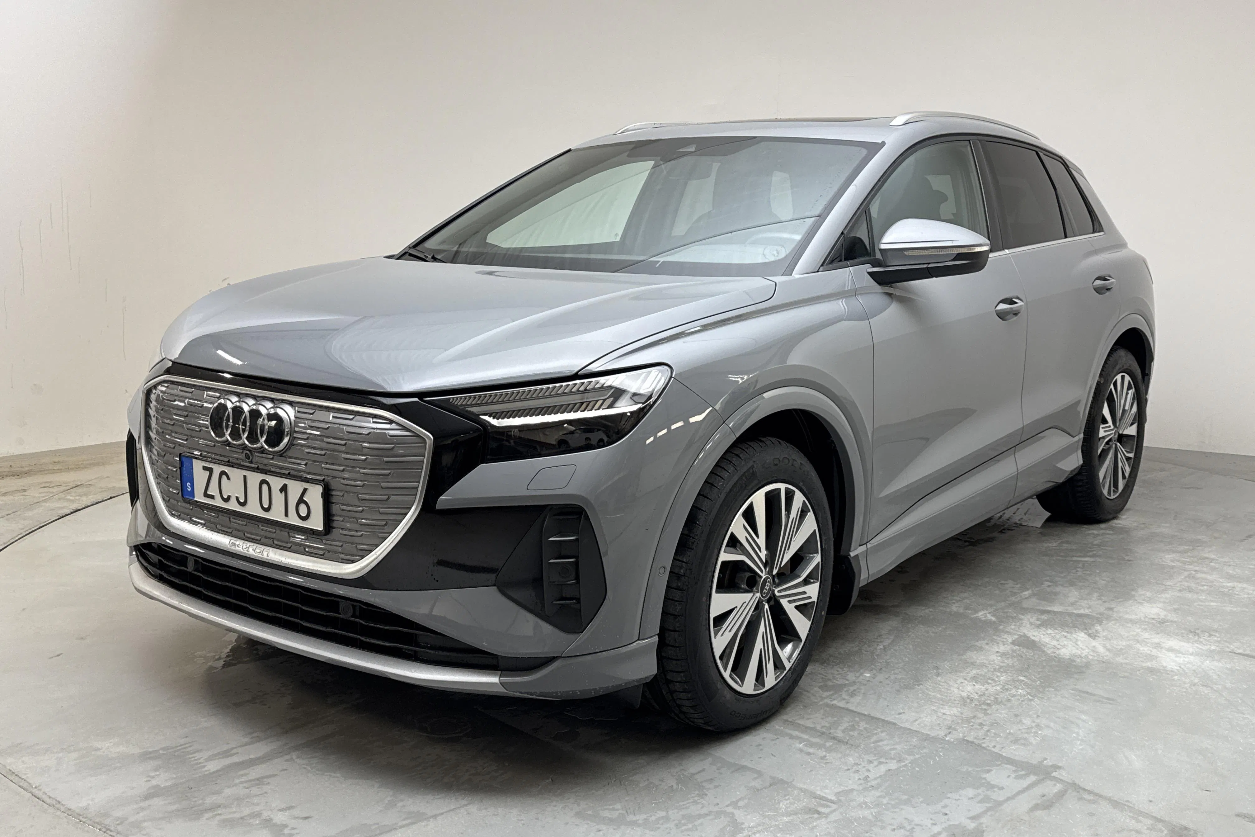 Presentation photo 1 of 18: Audi Q4 50 e-tron quattro 77kWh (299hk) - 47 330 km - Automatic - gray - 2023