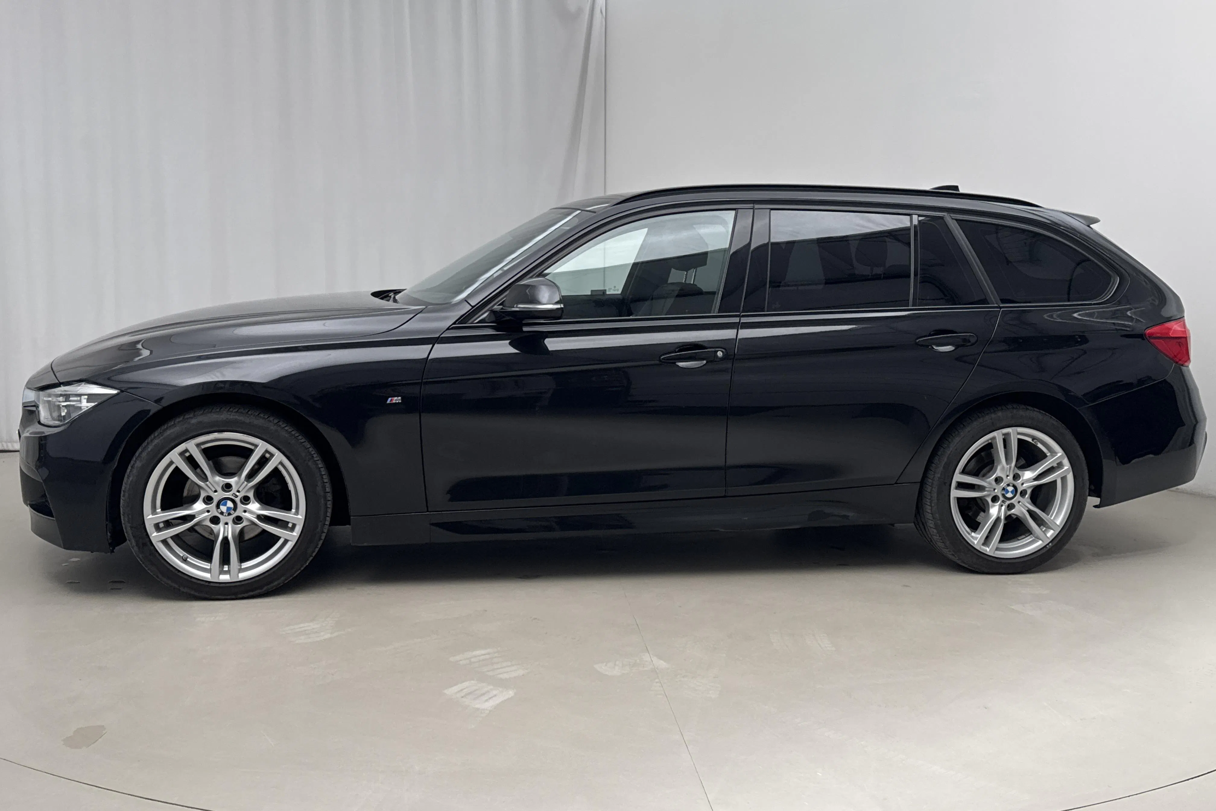 Presentationsfoto 2 av 14: BMW 320i xDrive Touring, F31 (184hk) - 7 233 mil - Automat - svart - 2019