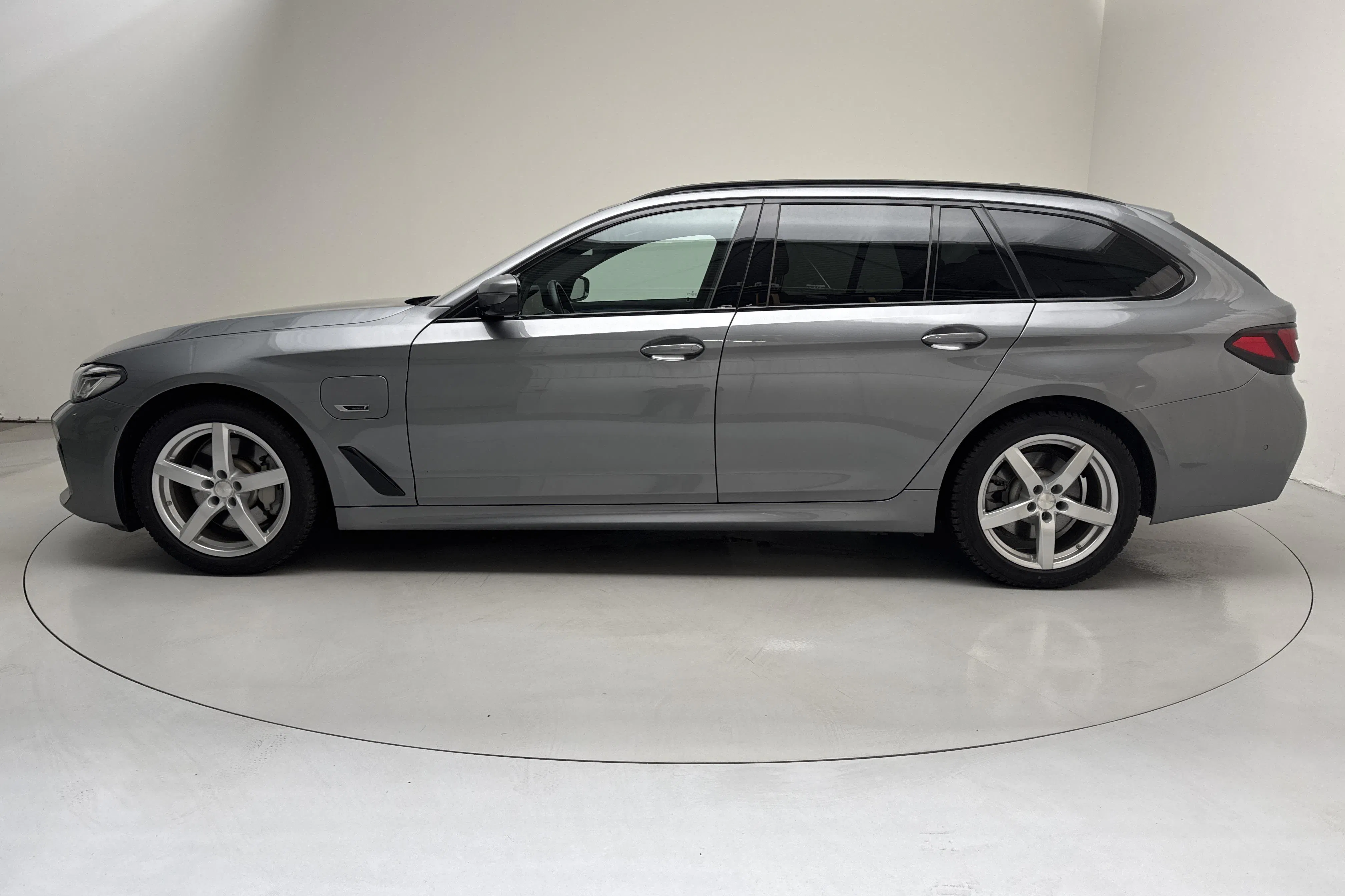 Præsentationsfoto 2 af 19: BMW 530e xDrive Touring, G31 12kWh LCI (292hk) - 74 170 kilometer - Salgsautomat - grå - 2024