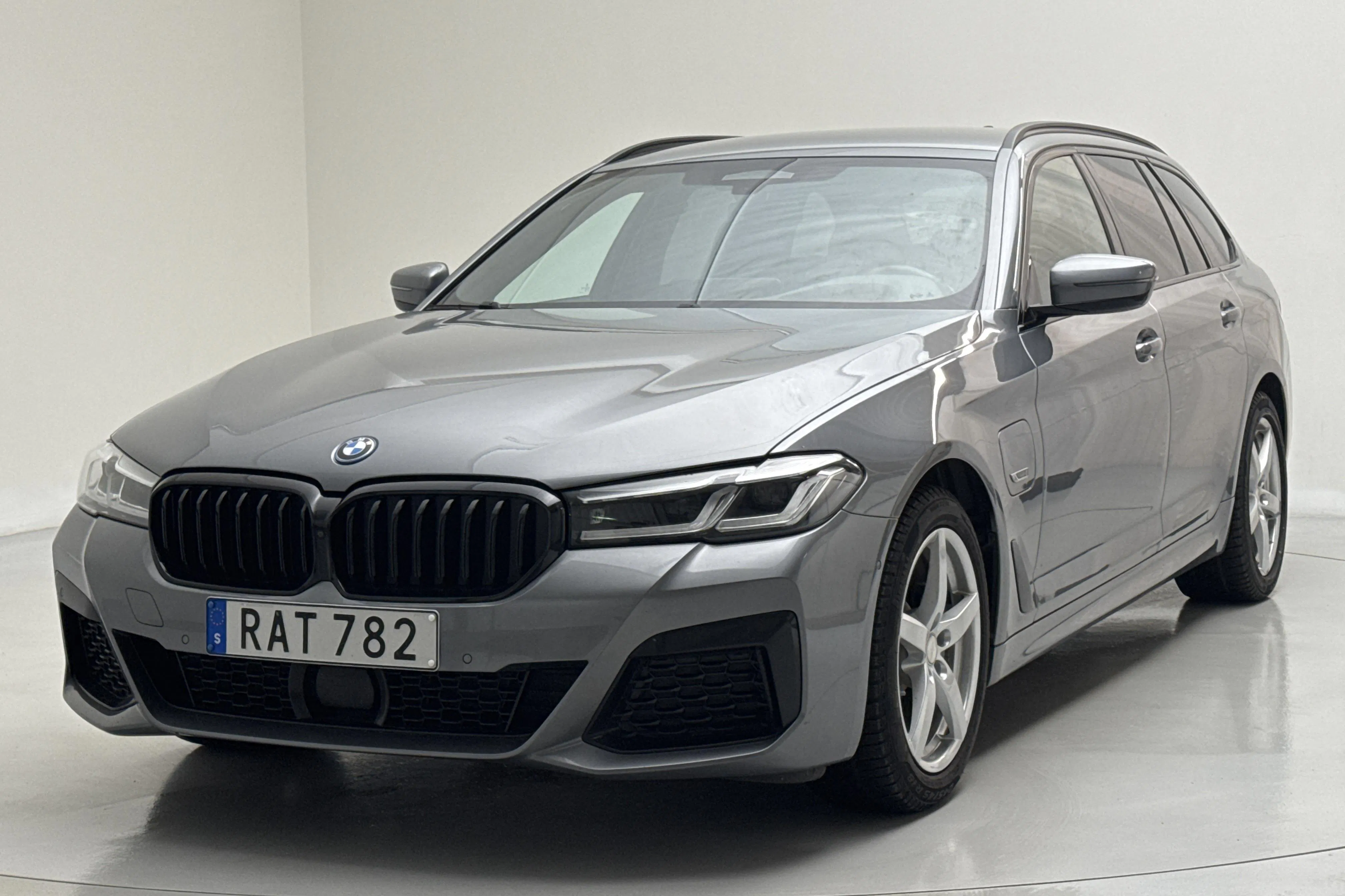 Præsentationsfoto 1 af 19: BMW 530e xDrive Touring, G31 12kWh LCI (292hk) - 74 170 kilometer - Salgsautomat - grå - 2024