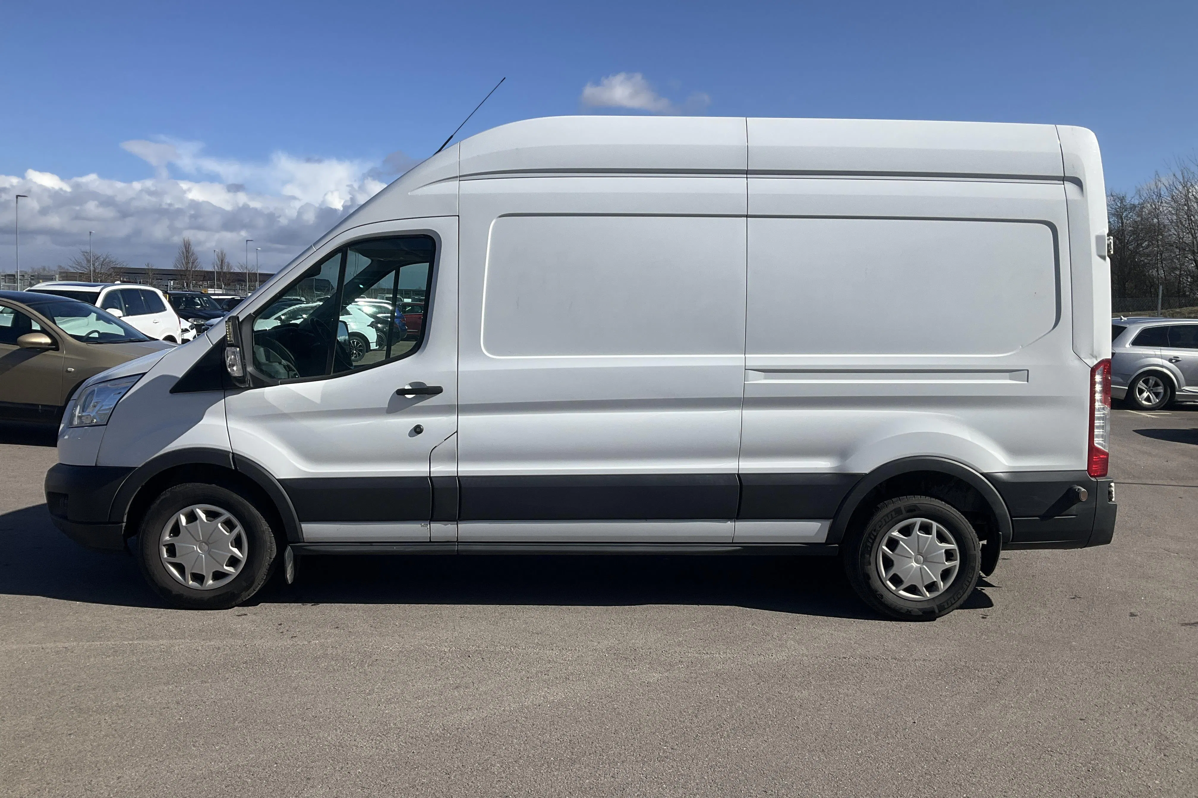 Presentationsfoto 2 av 14: Ford Transit 350 2.0 TDCi 2WD Skåp (130hk) - 25 916 mil - Automat - vit - 2018