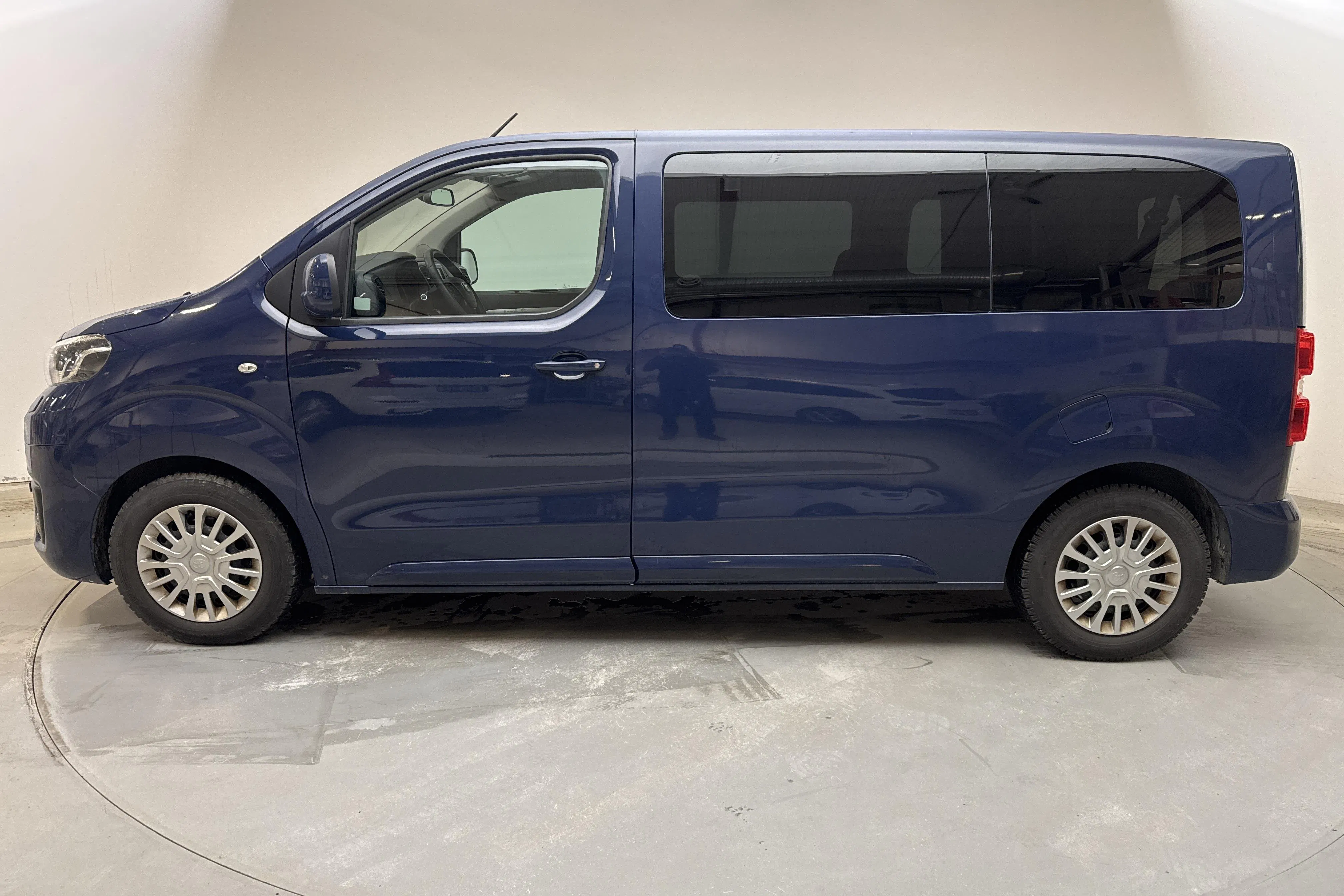 Presentationsfoto 2 av 13: Toyota PROACE Verso 1.6 (115hk) - 8 083 mil - Manuell - Dark Blue - 2017
