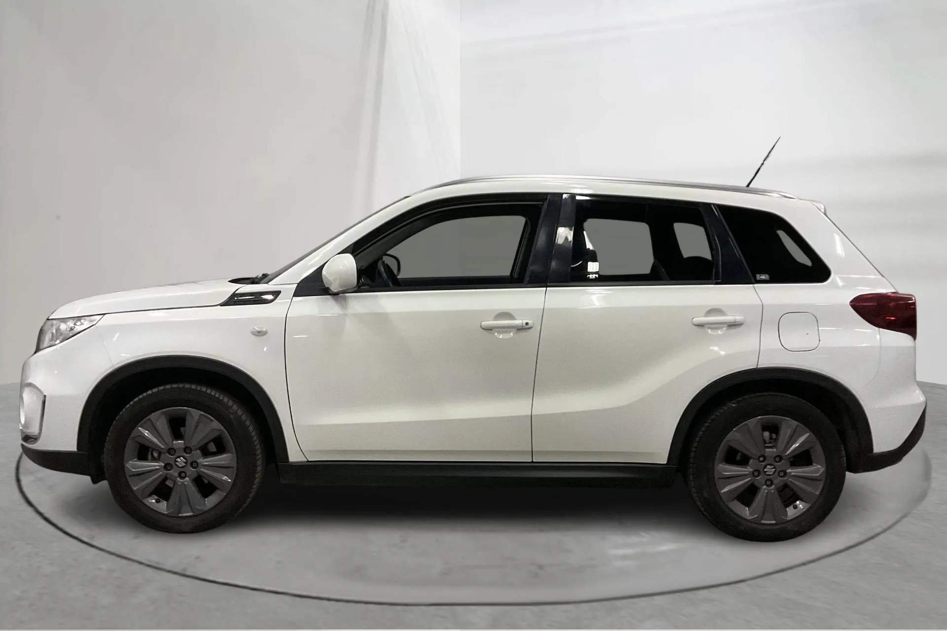 Presentationsfoto 2 av 17: Suzuki Vitara 1.4T Boosterjet Allgrip 4x4 (140hk) - 8 114 mil - Automat - vit - 2019