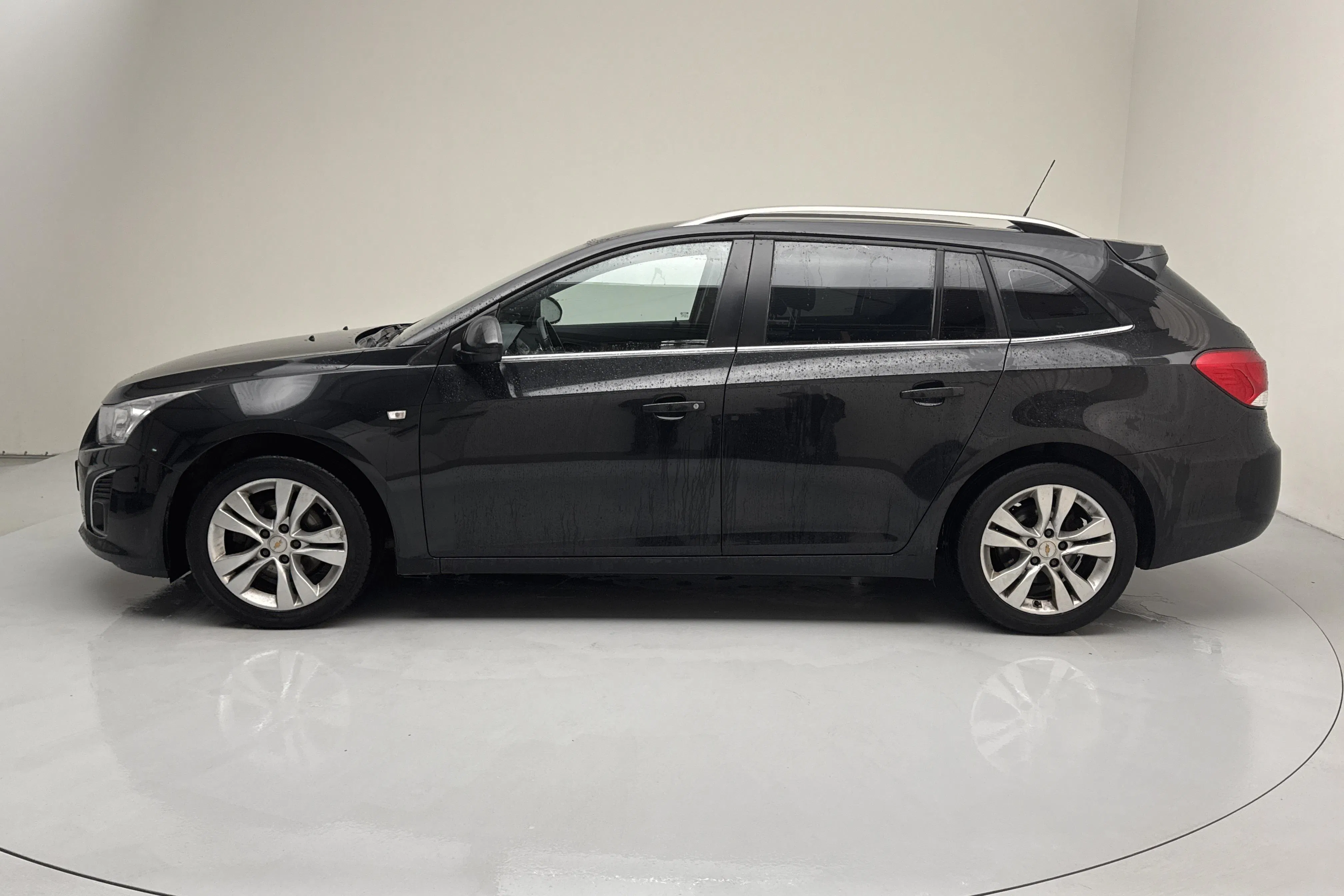 Presentationsfoto 2 av 14: Chevrolet Cruze 1.7D ECO Kombi (130hk) - 19 304 mil - Manuell - svart - 2013