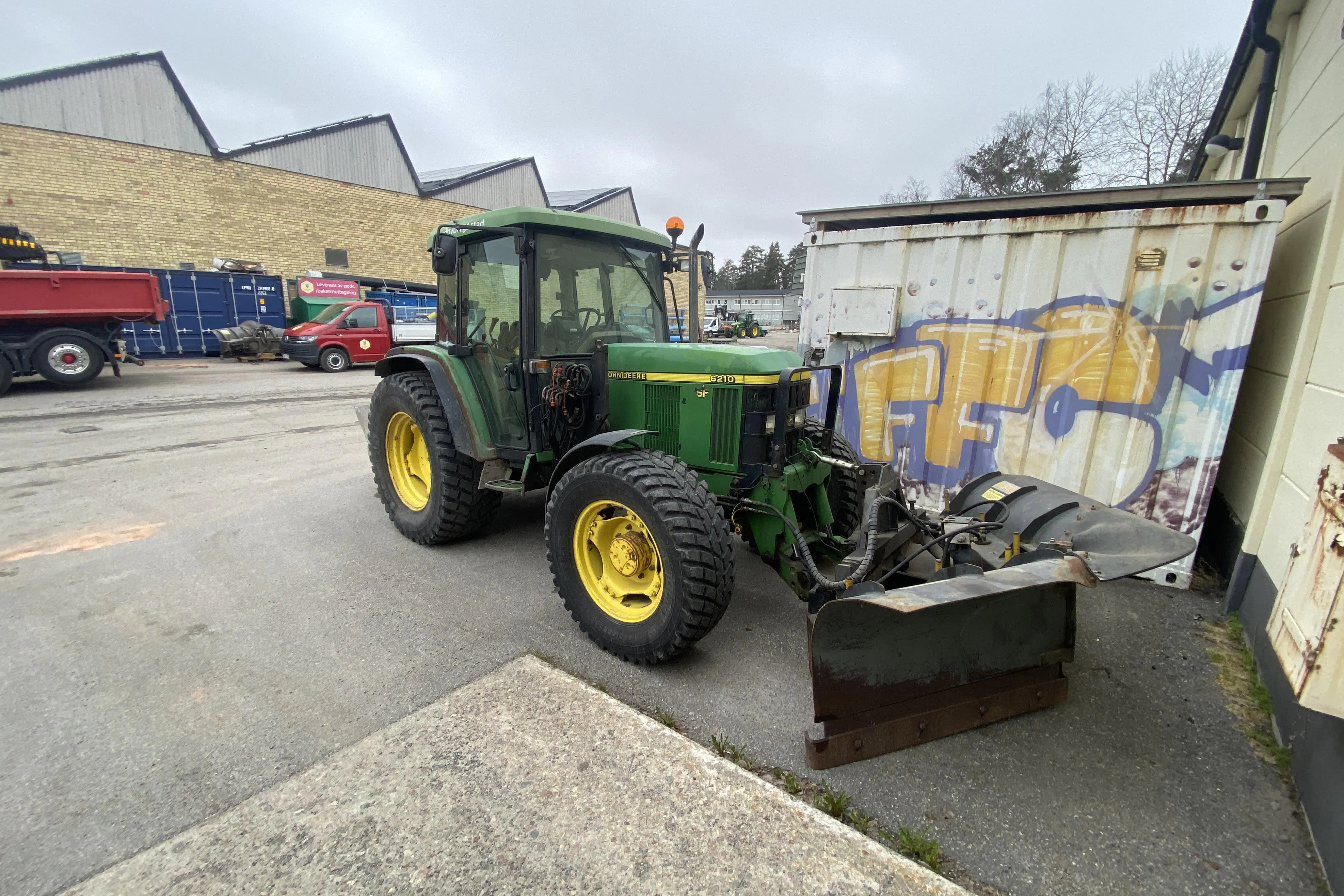 Presentationsfoto 1 av 44: JOHN DEERE 6210 med vikplog och spridare - 0 km - Manuell - grön - 1999