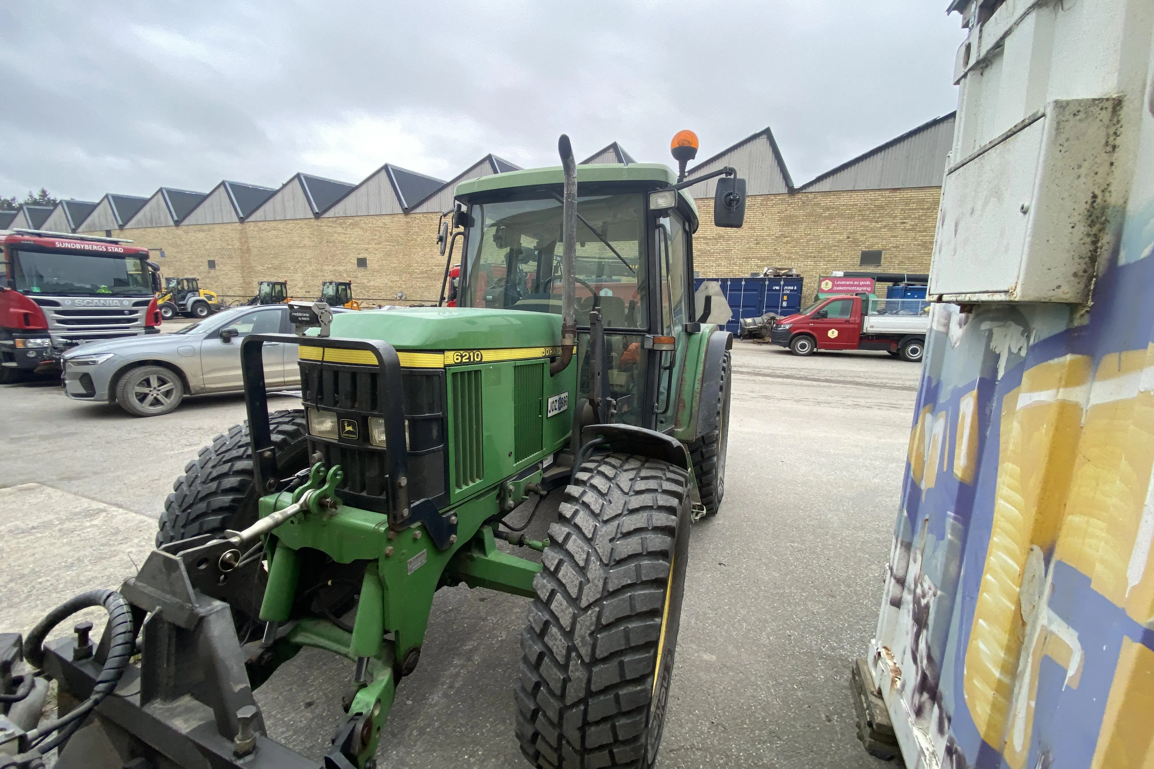 Presentationsfoto 2 av 44: JOHN DEERE 6210 med vikplog och spridare - 0 km - Manuell - grön - 1999
