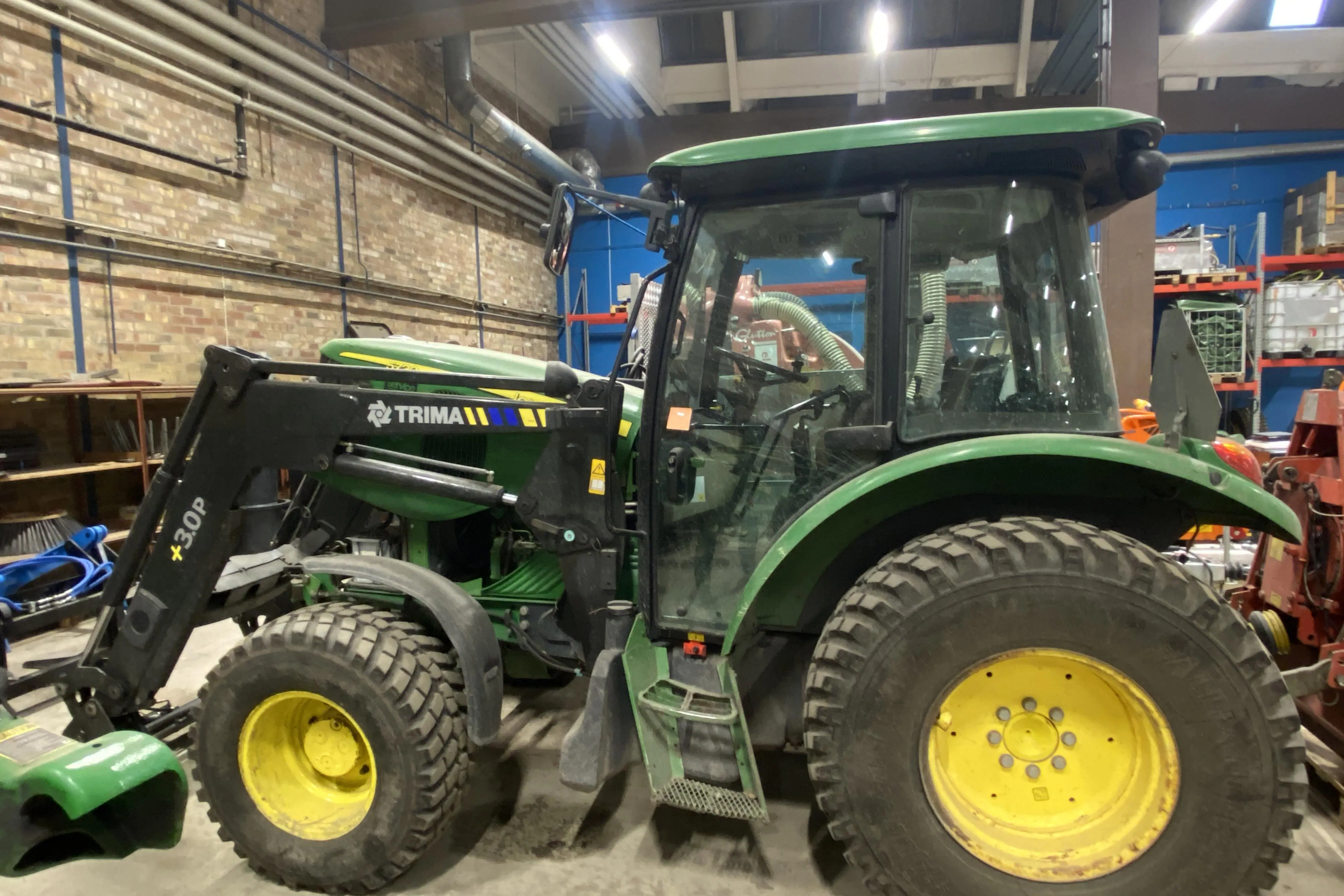 Presentationsfoto 1 av 44: John Deere 5720, med vikplog och spridare - 0 km - Manuell - grön - 2005