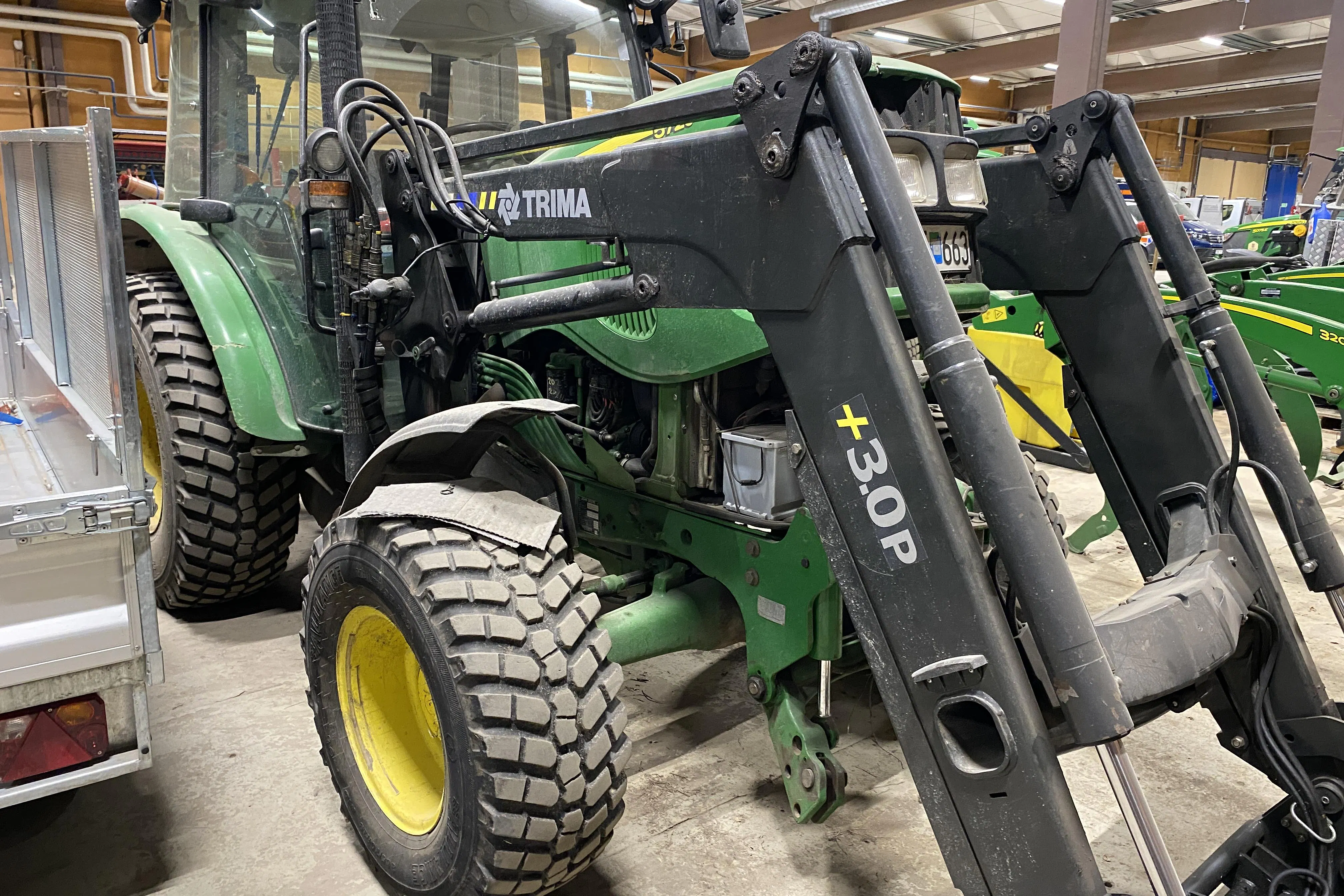 Presentationsfoto 2 av 44: John Deere 5720, med vikplog och spridare - 0 km - Manuell - grön - 2005