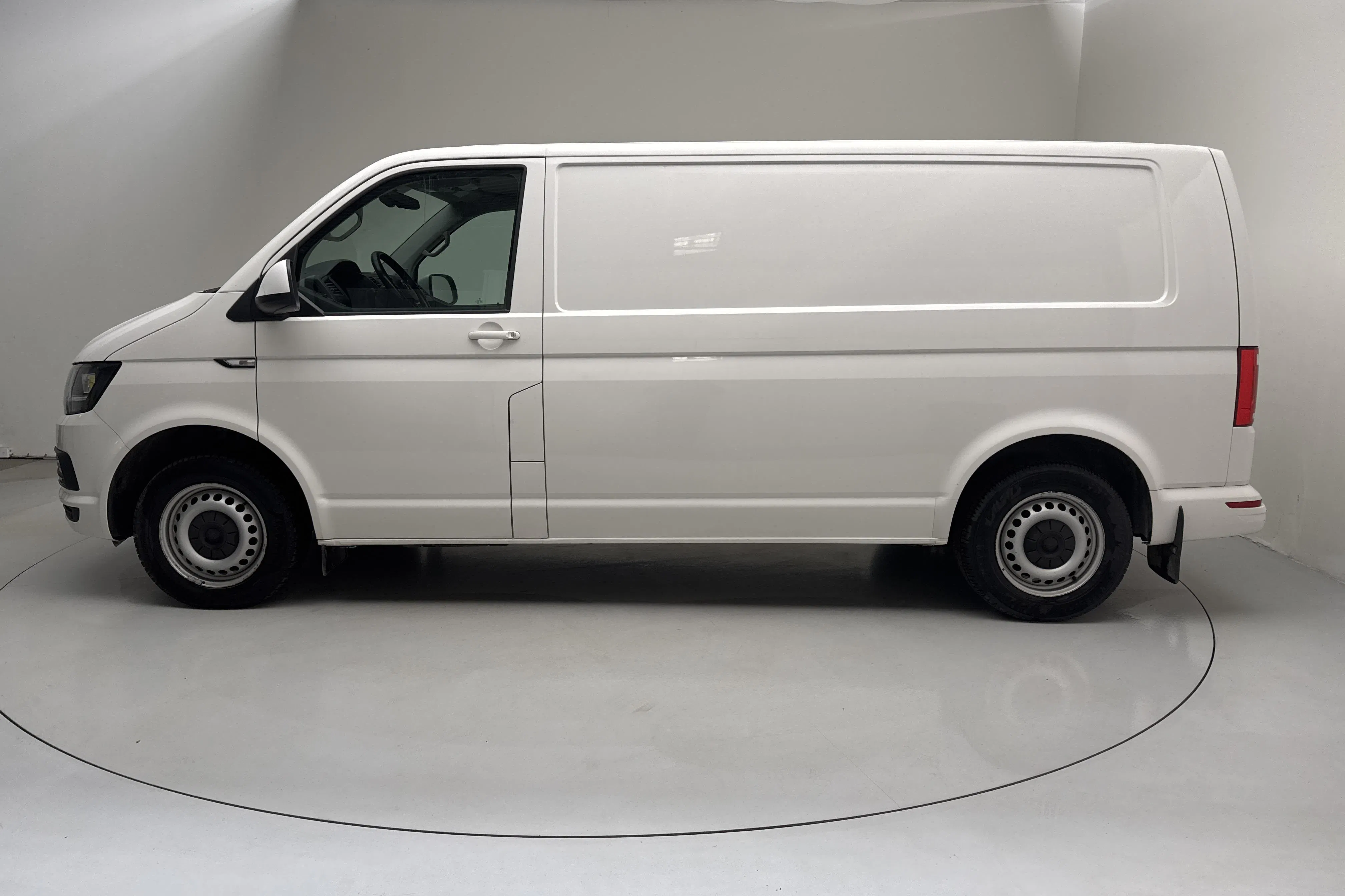 Presentation photo 2 of 14: VW Transporter T6 2.0 TDI BMT Skåp (150hk) - 197 380 km - Automatic - white - 2018