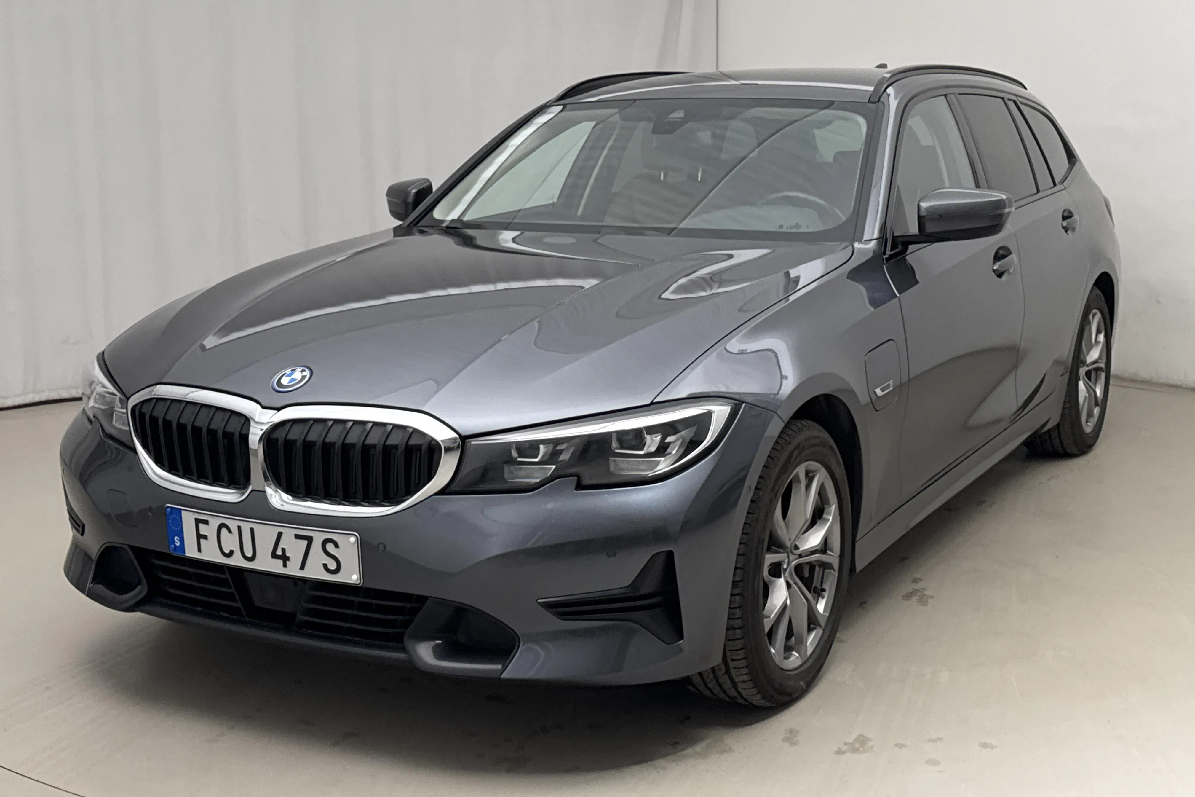 Presentationsfoto 1 av 24: BMW 330e xDrive Touring, G21 (292hk) - 8 420 mil - Automat - grå - 2022