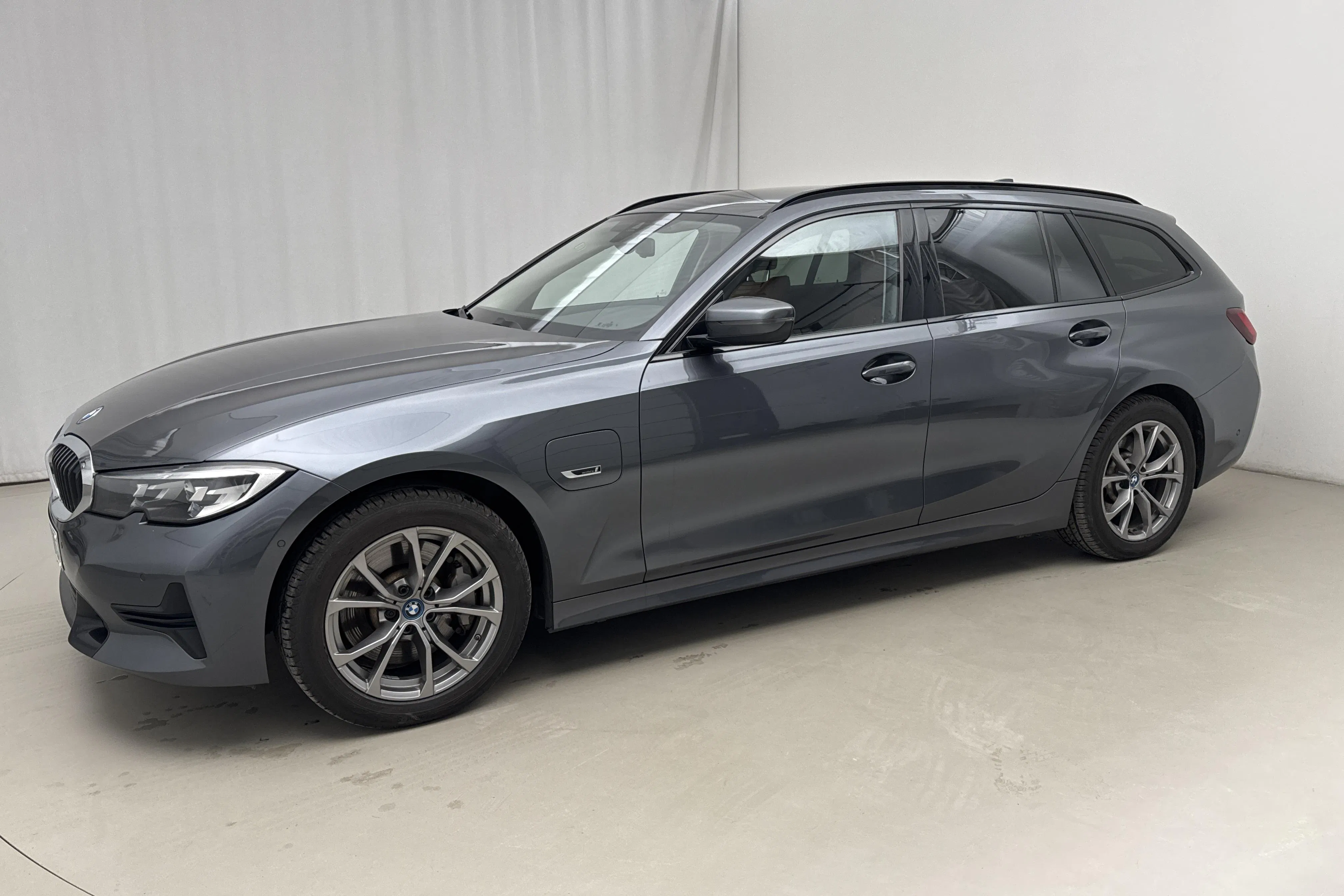 Presentationsfoto 2 av 24: BMW 330e xDrive Touring, G21 (292hk) - 8 420 mil - Automat - grå - 2022