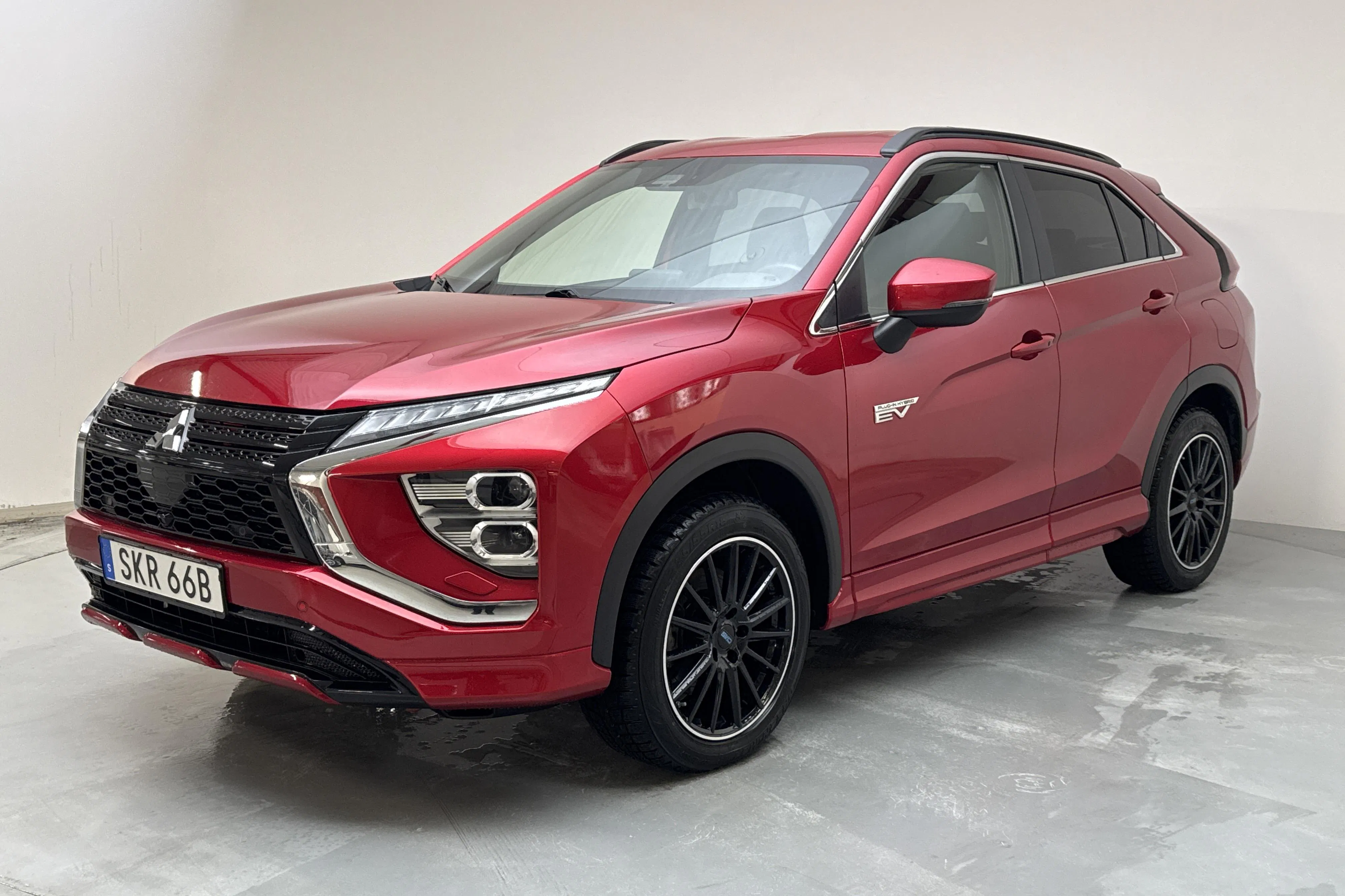Presentationsfoto 1 av 19: Mitsubishi Eclipse Cross 2.4 PHEV 4WD (185hk) - 6 977 mil - Automat - röd - 2021