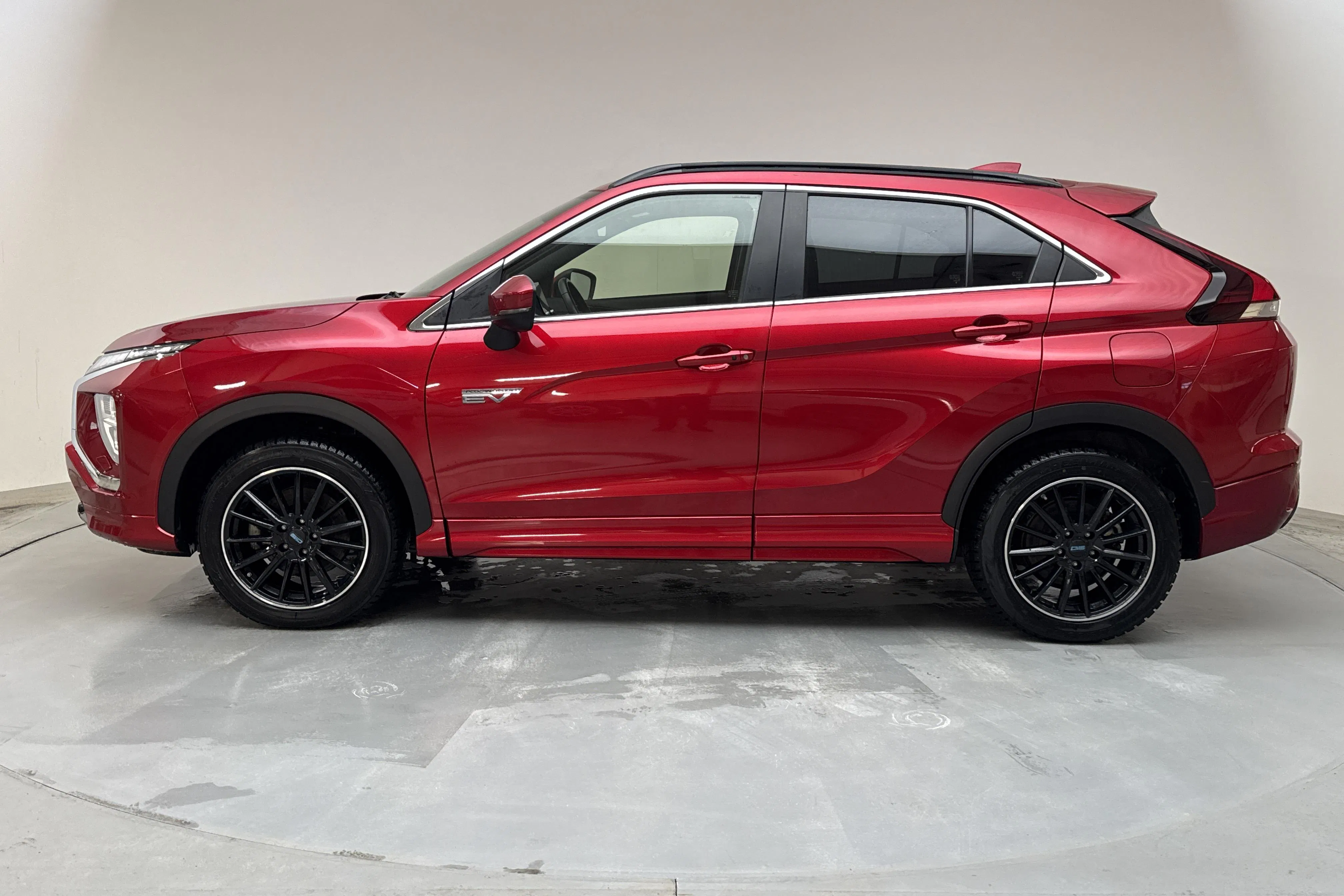 Presentationsfoto 2 av 19: Mitsubishi Eclipse Cross 2.4 PHEV 4WD (185hk) - 6 977 mil - Automat - röd - 2021