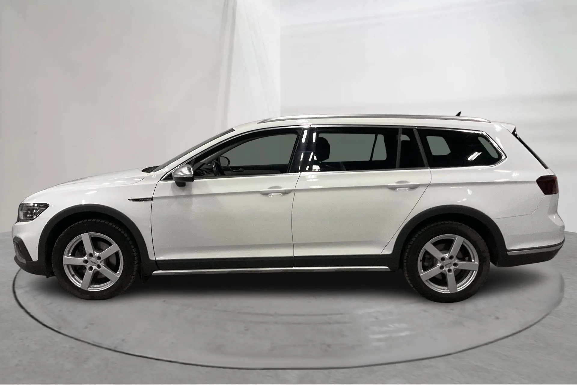 Presentationsfoto 2 av 17: VW Passat Alltrack 2.0 TDI Sportscombi 4Motion (200hk) - 6 974 mil - Automat - vit - 2021