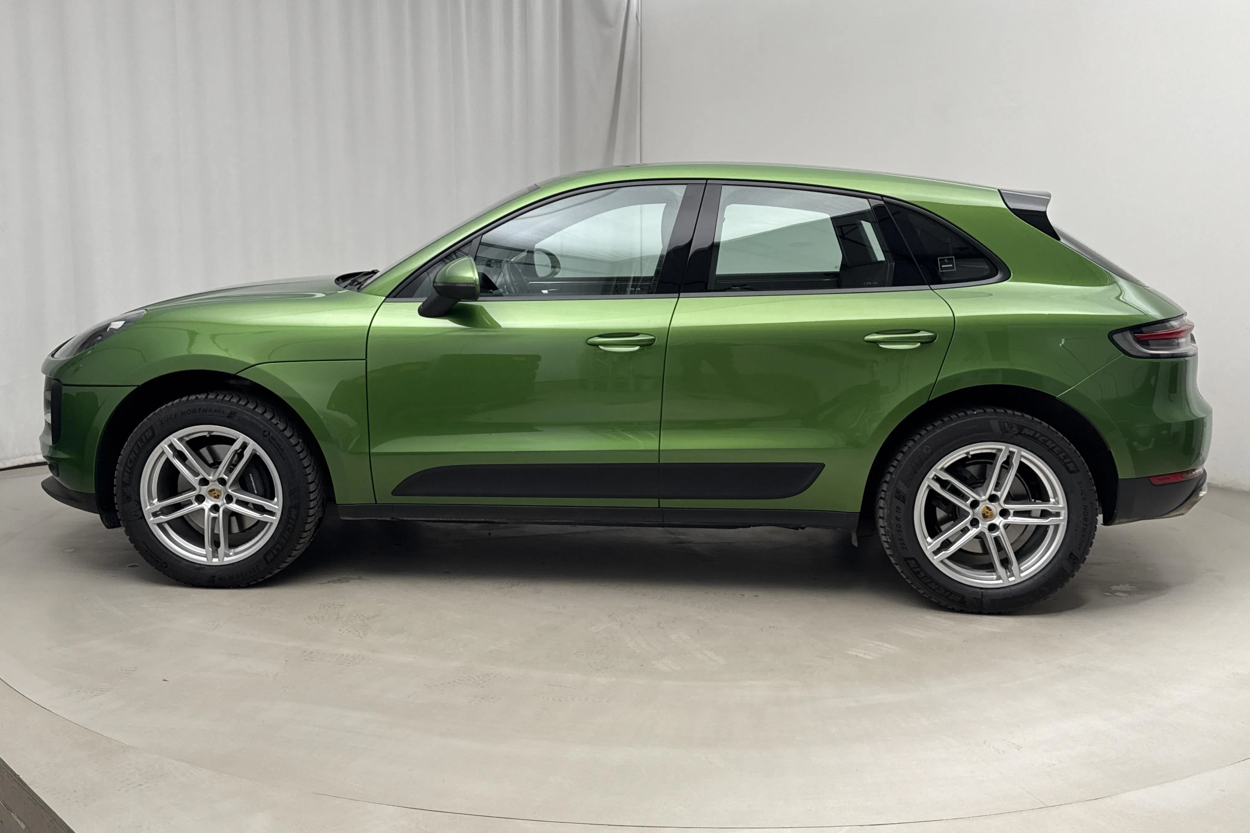 Presentationsfoto 2 av 26: Porsche Macan (245hk) - 8 646 mil - Automat - grön - 2020