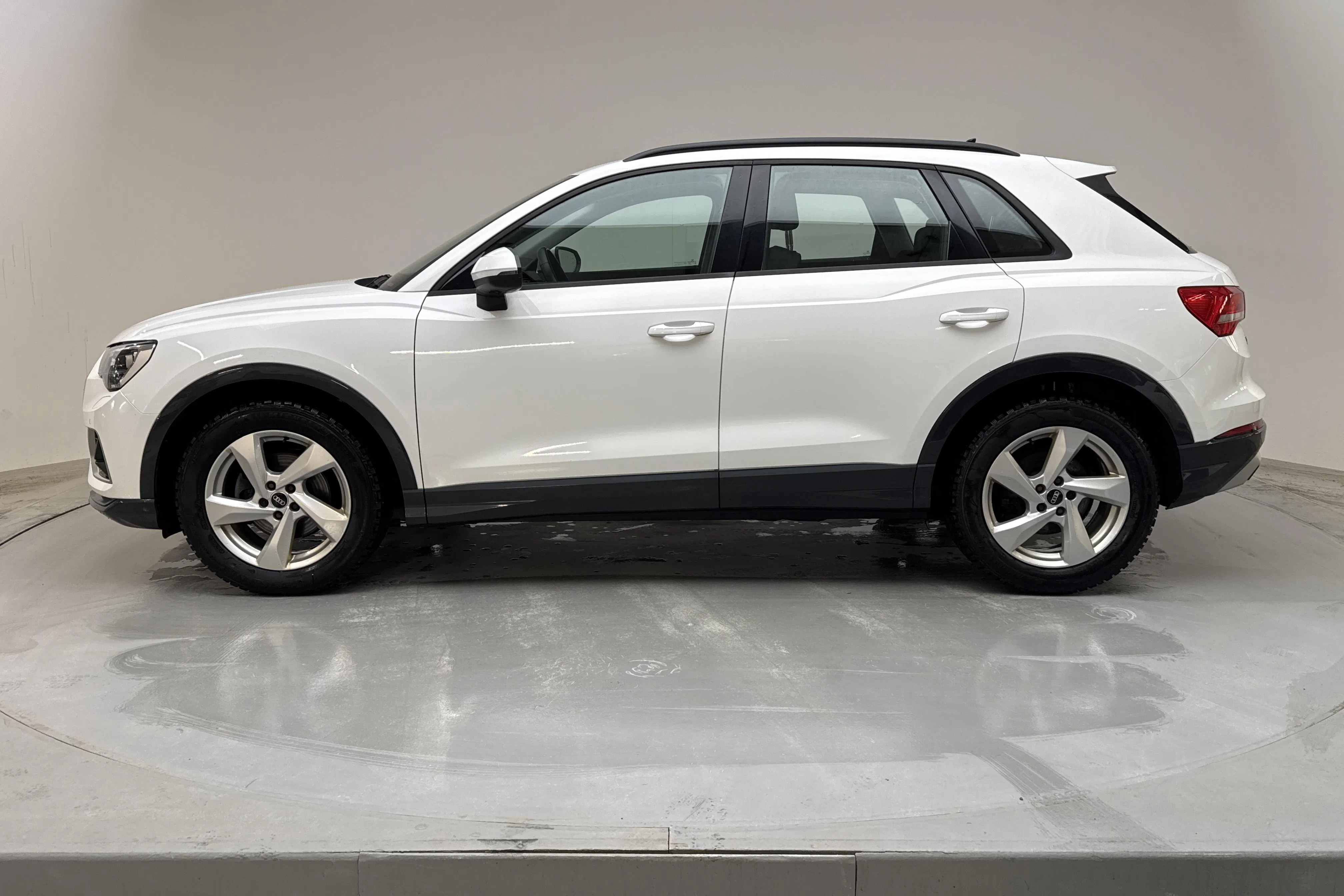 Presentationsfoto 2 av 14: Audi Q3 35 TFSI (150hk) - 14 541 mil - Automat - vit - 2023