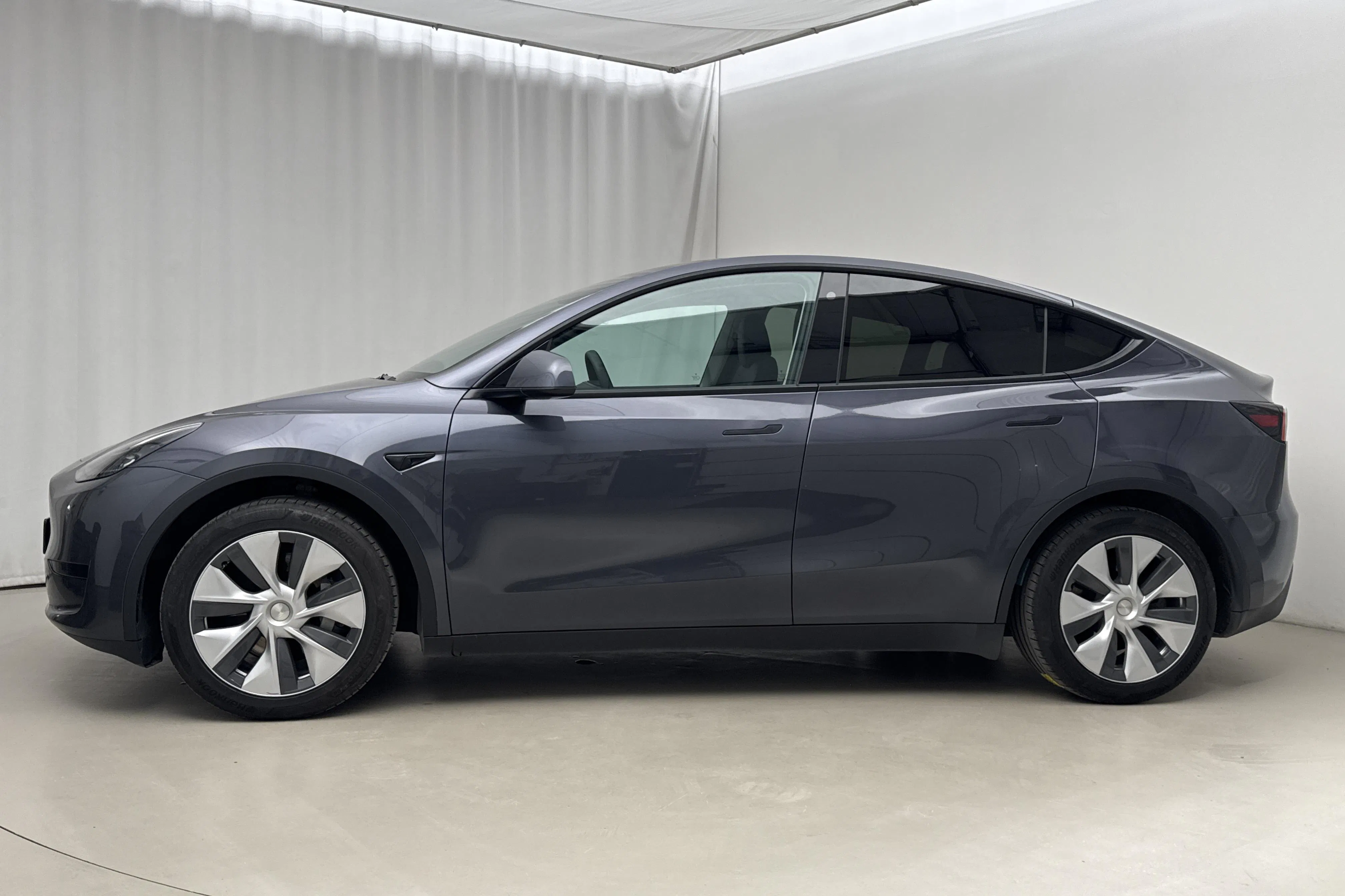 Presentationsfoto 2 av 25: Tesla Model Y RWD - 6 572 mil - Automat - grå - 2023