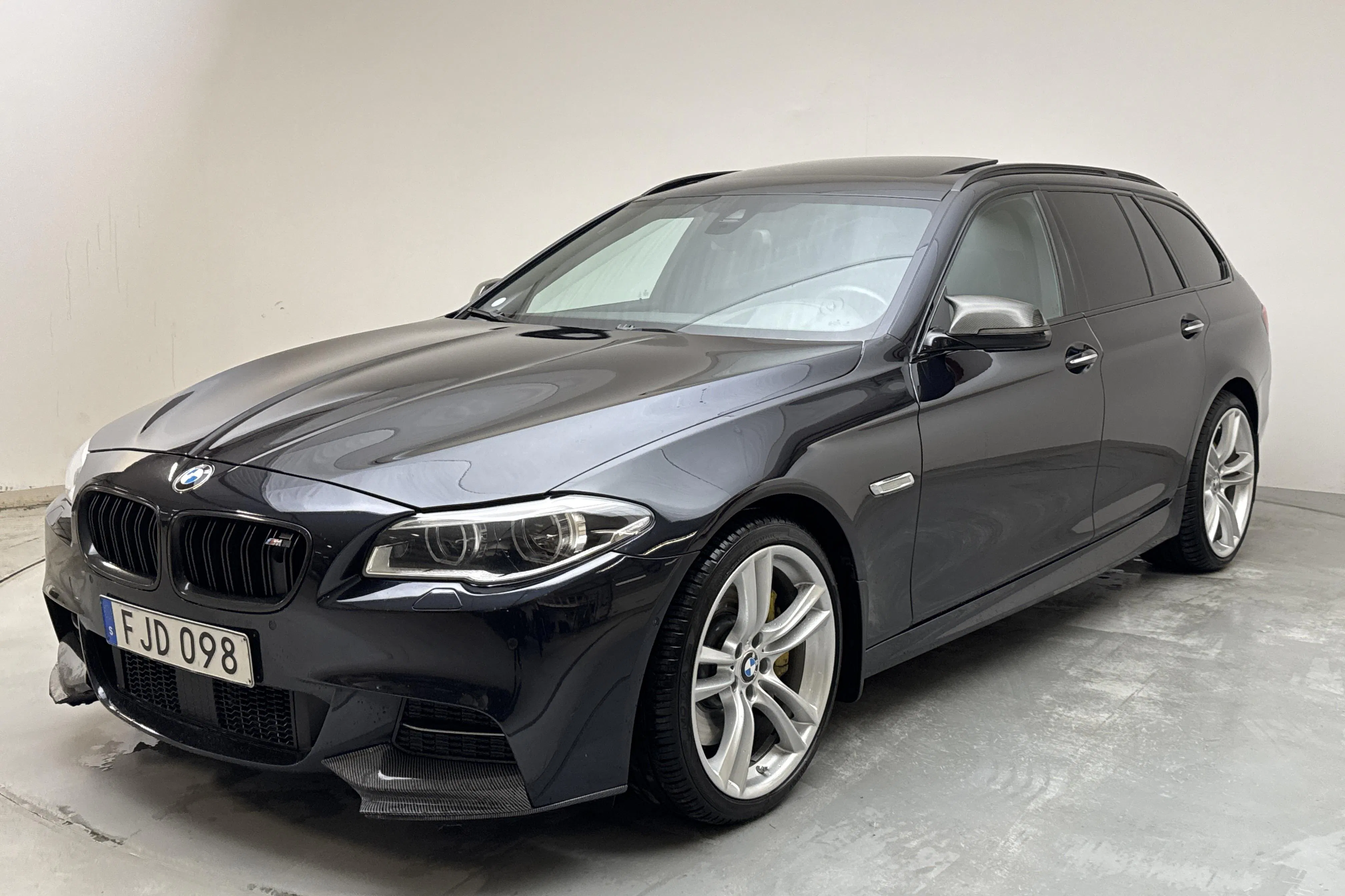 Presentationsfoto 1 av 25: BMW M550d xDrive Touring, F11 (381hk) - 22 135 mil - Automat - svart - 2015