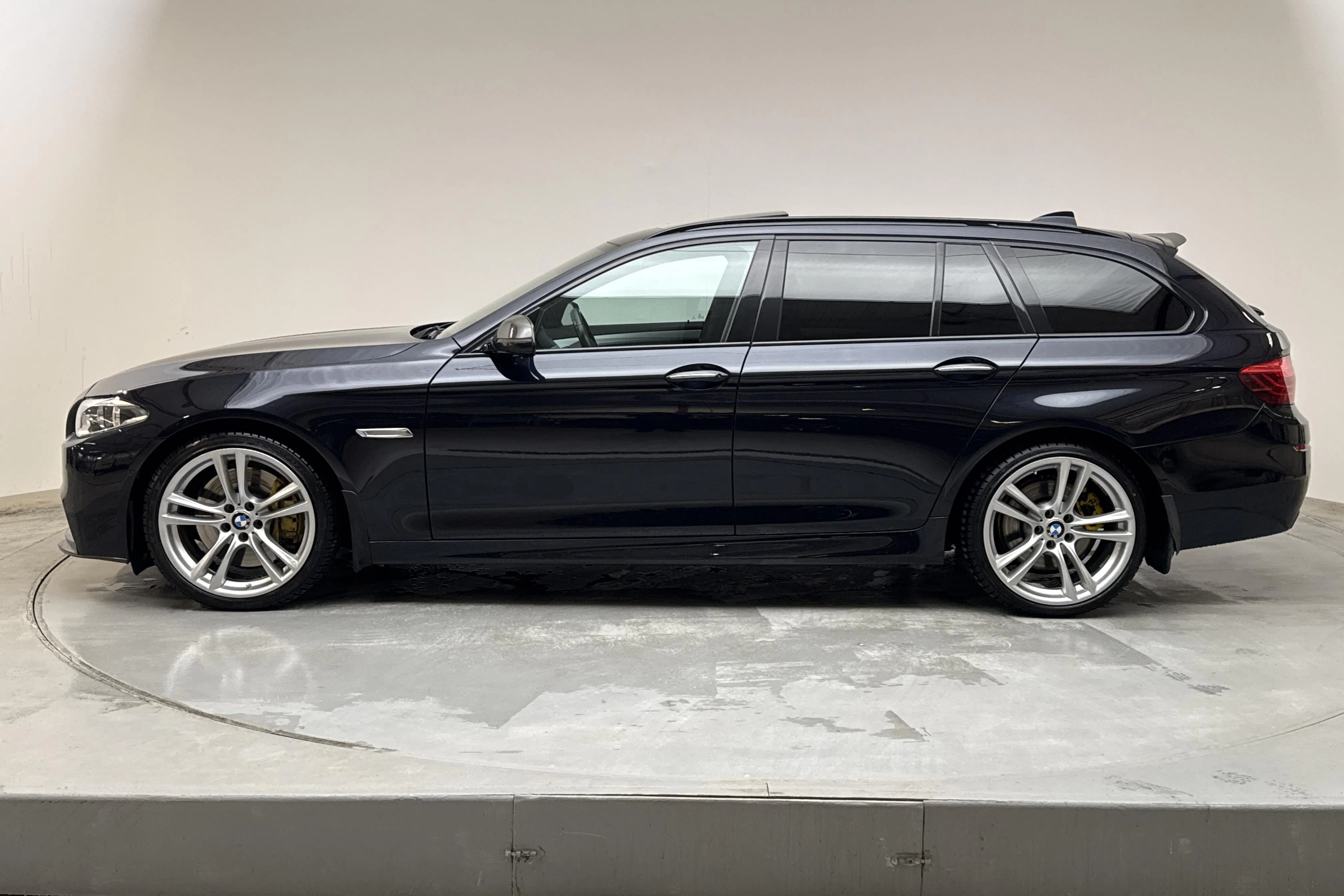 Presentationsfoto 2 av 25: BMW M550d xDrive Touring, F11 (381hk) - 22 135 mil - Automat - svart - 2015