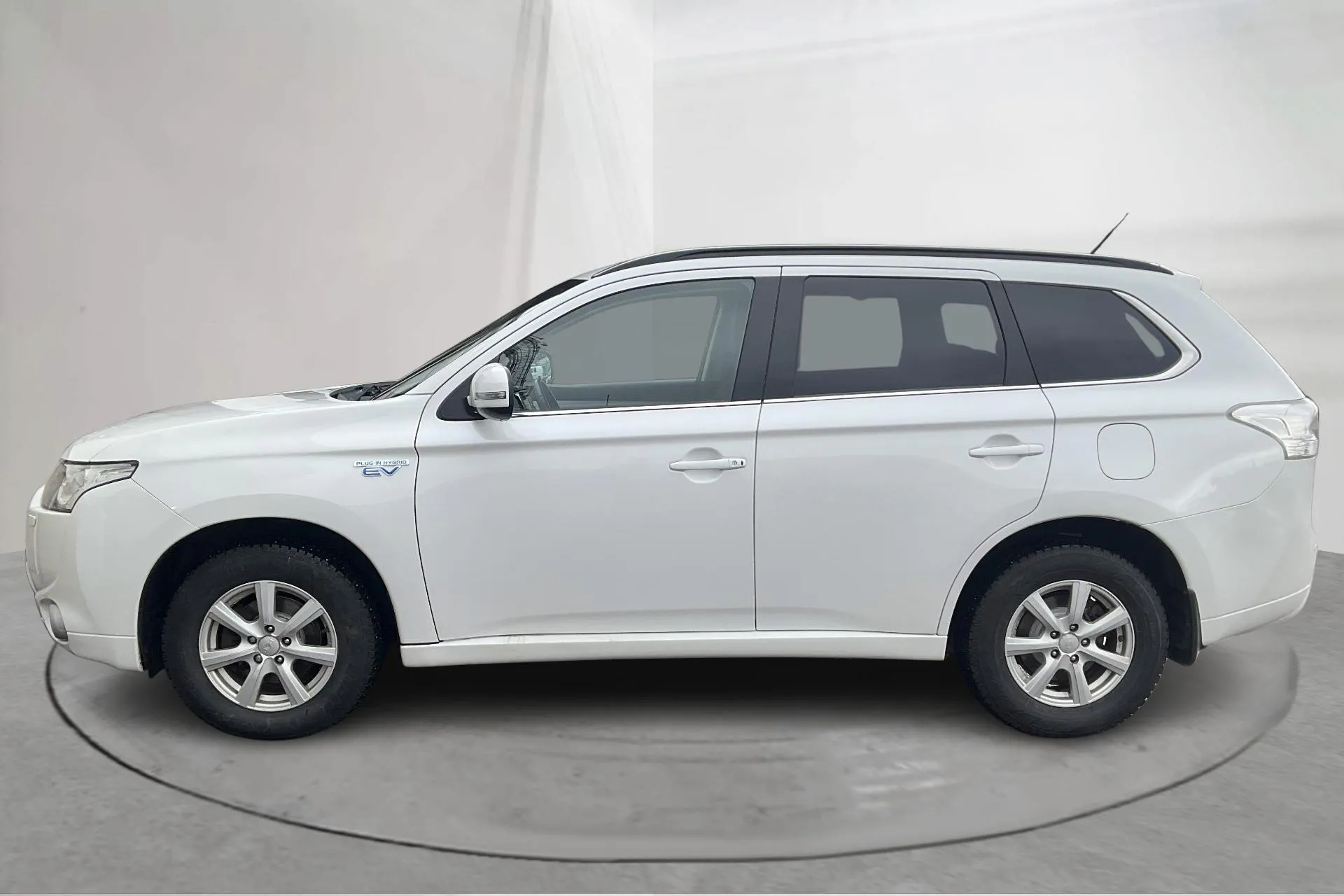 Presentationsfoto 2 av 18: Mitsubishi Outlander 2.0 Plug-in Hybrid 4WD (121hk) - 14 617 mil - Automat - vit - 2014