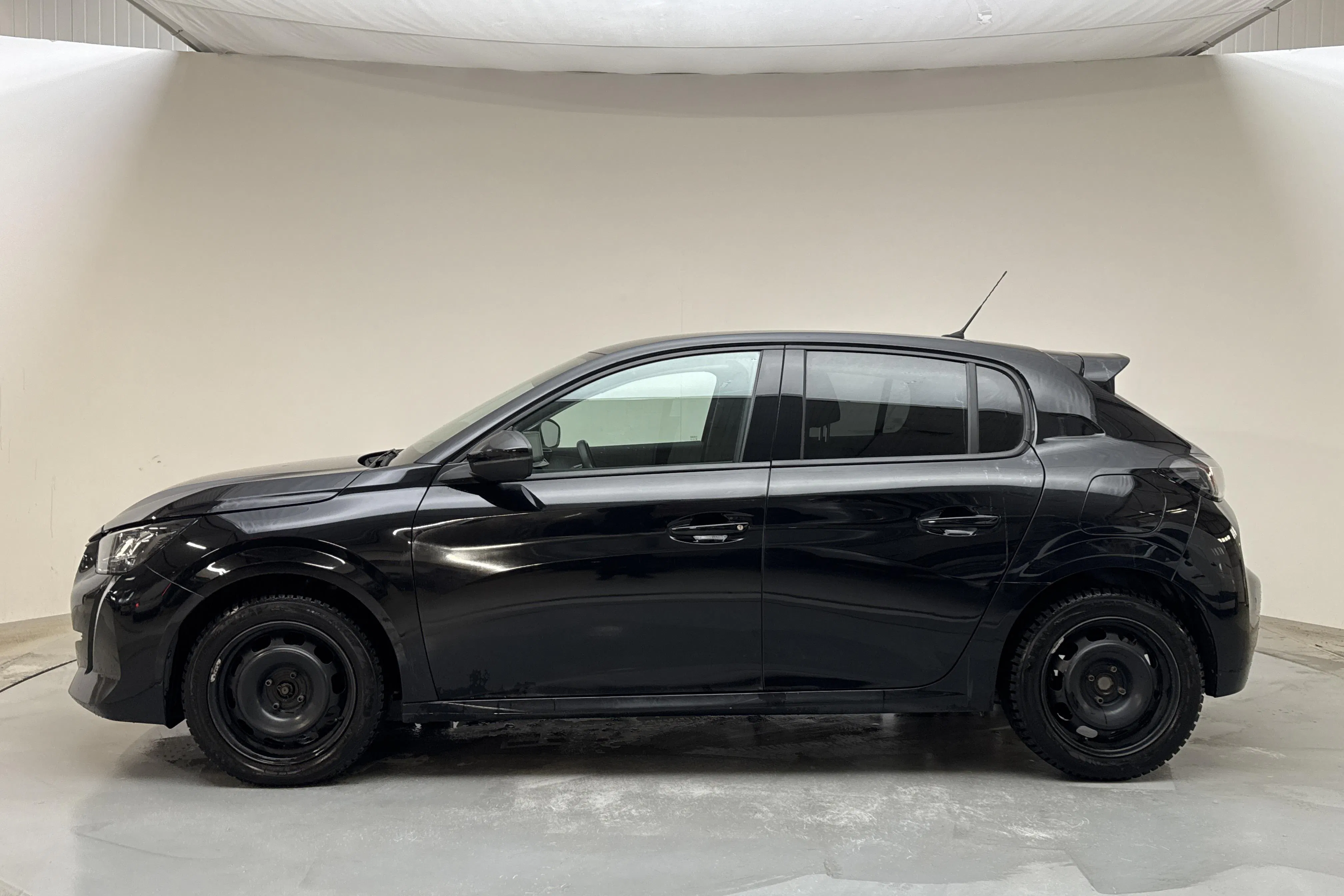 Presentation photo 2 of 13: Peugeot 208 1.2 PureTech 5dr (100hk) - 94 640 km - Automatic - black - 2022