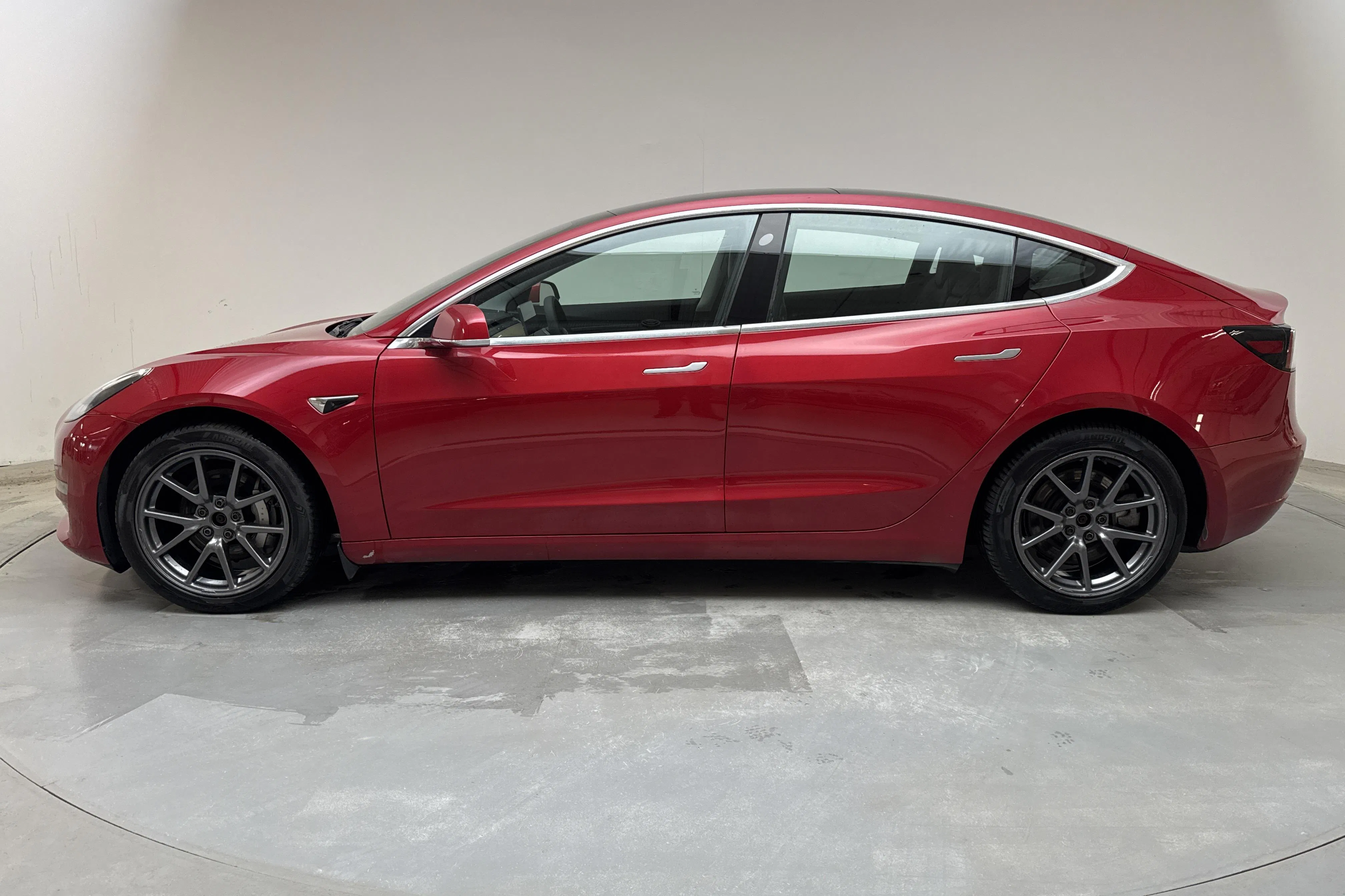 Presentation photo 2 of 18: Tesla Model 3 Long Range Dual Motor AWD - 182 720 km - Automatic - red - 2020