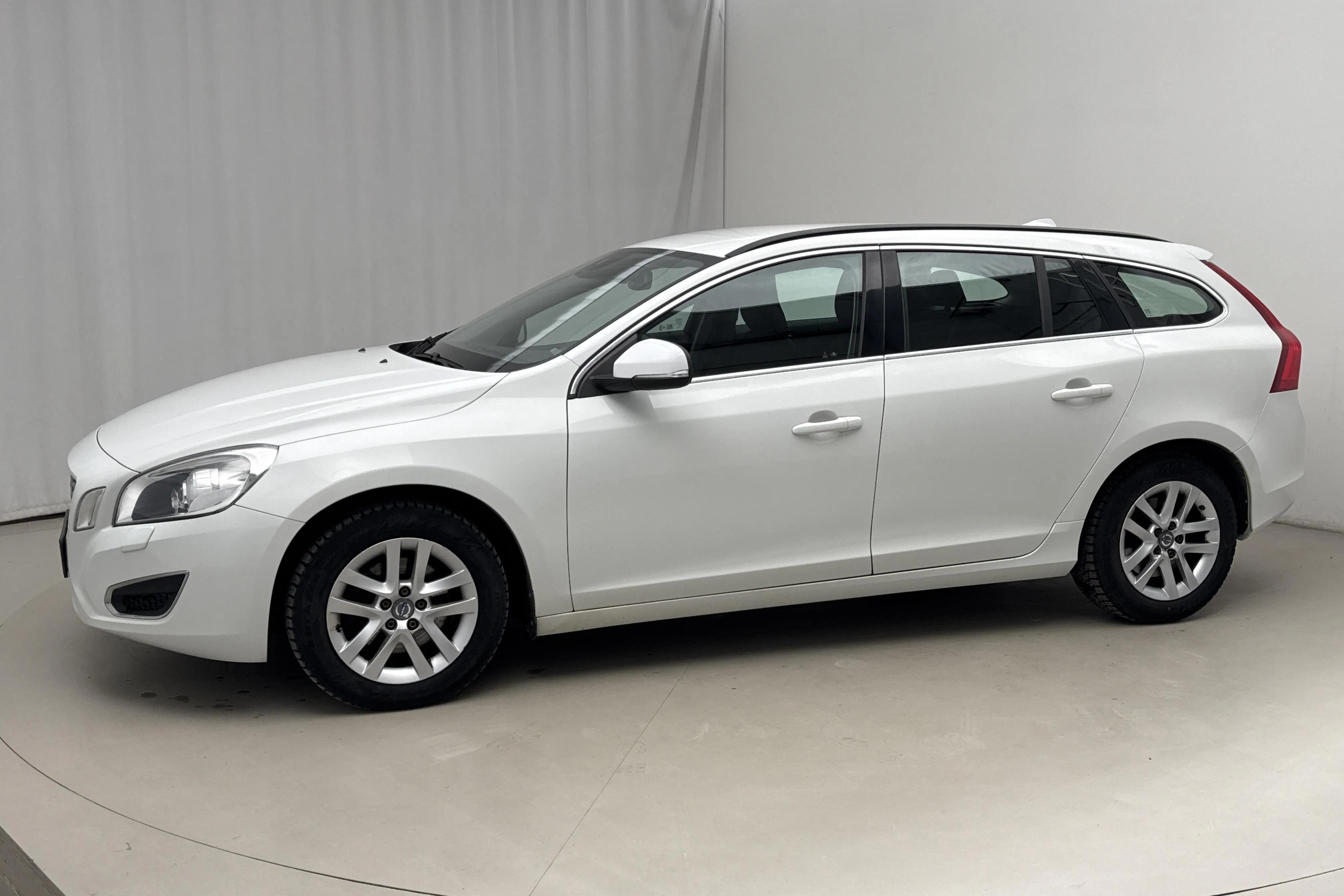 Presentationsfoto 2 av 13: Volvo V60 D2 (115hk) - 11 364 mil - Automat - vit - 2013