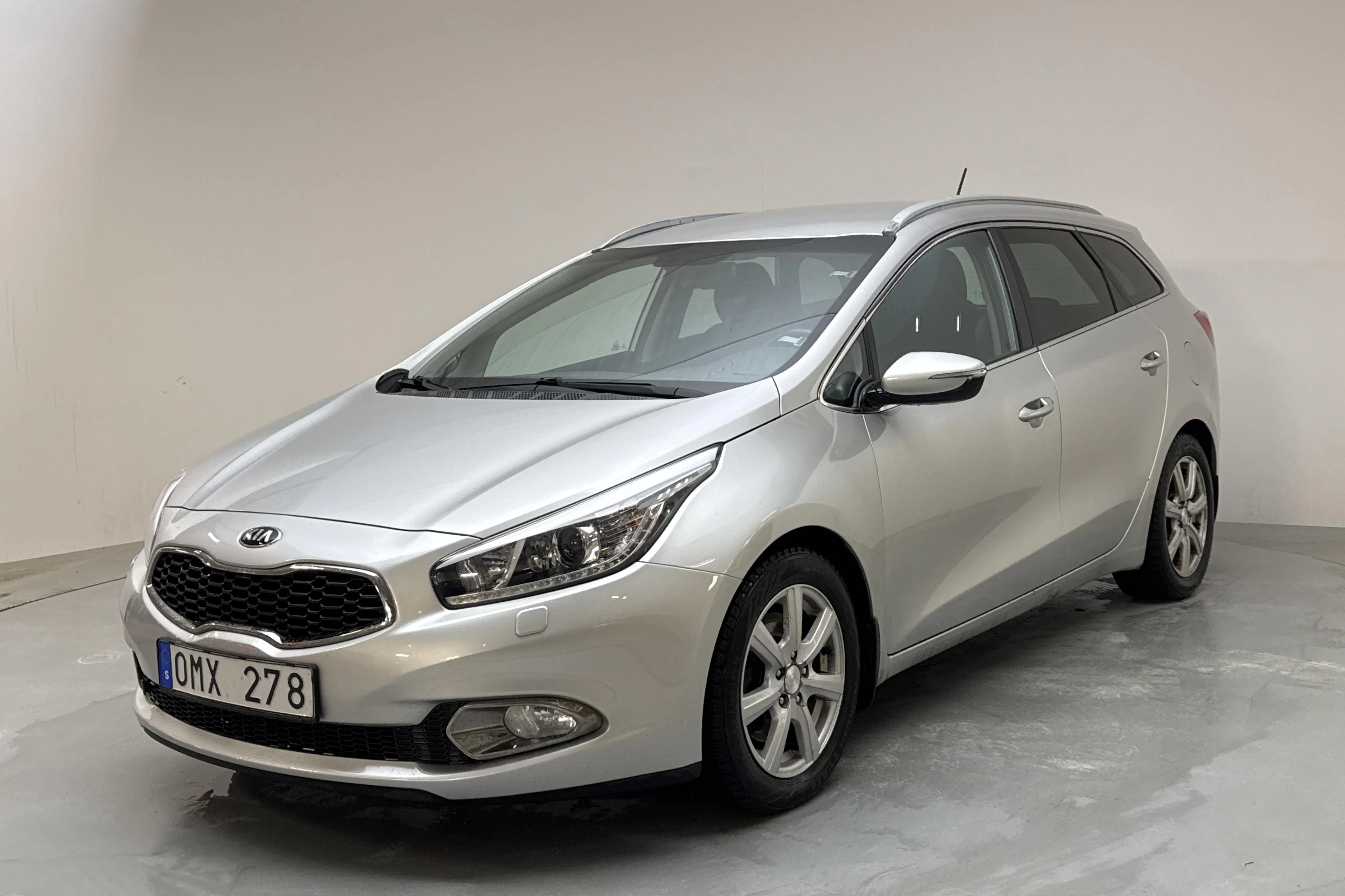 Presentation photo 1 of 12: KIA Cee'd 1.6 CRDi SW (128hk) - 167 450 km - Manual - gray - 2013