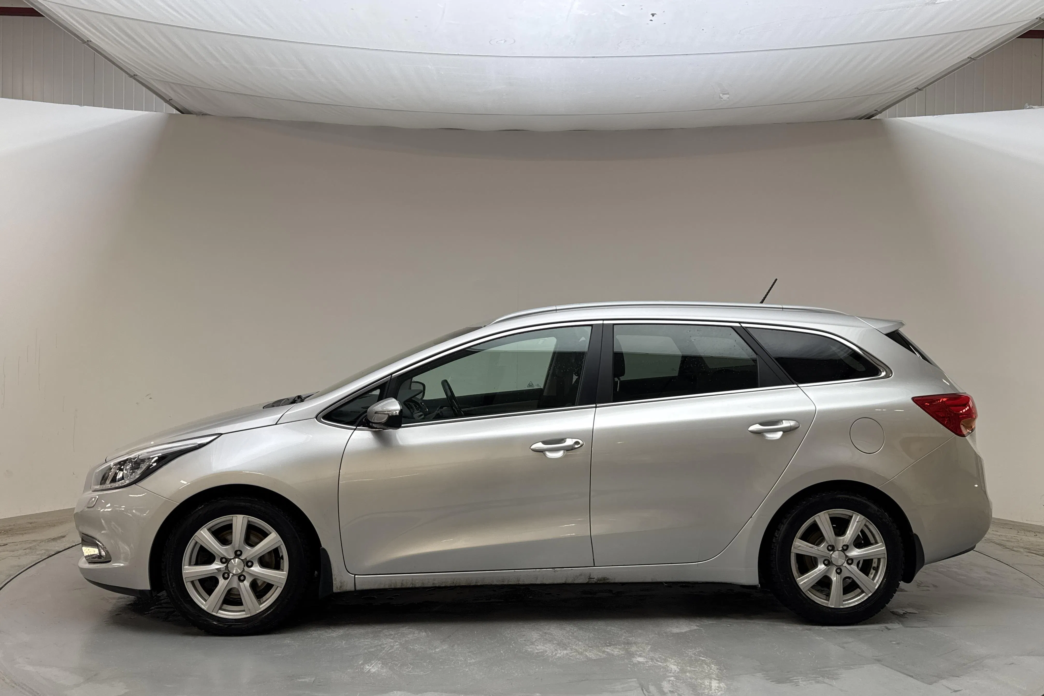 Presentation photo 2 of 12: KIA Cee'd 1.6 CRDi SW (128hk) - 167 450 km - Manual - gray - 2013