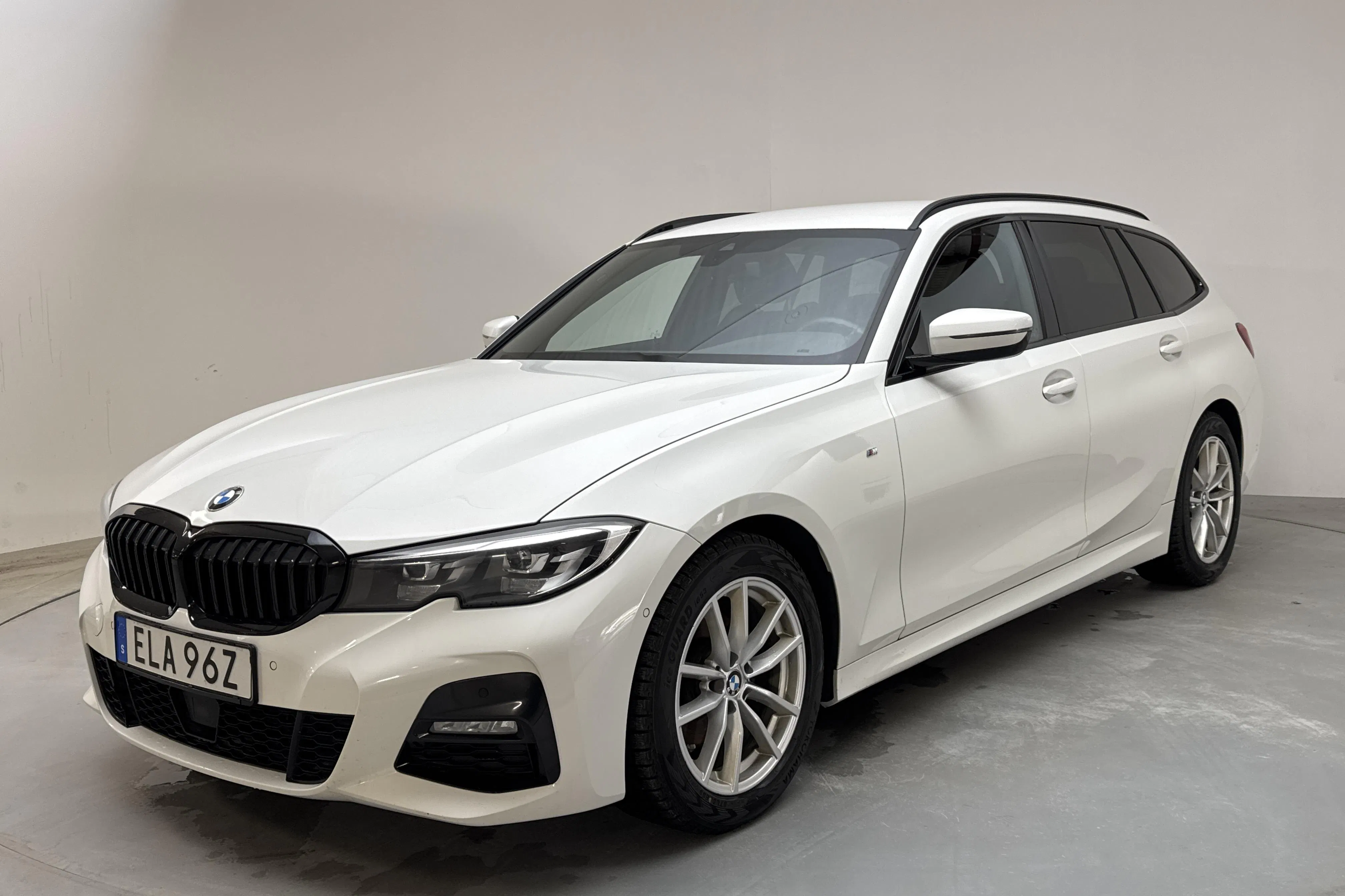 Presentationsfoto 1 av 14: BMW 320d xDrive Touring, G21 (190hk+11hk) - 14 819 mil - Automat - vit - 2021