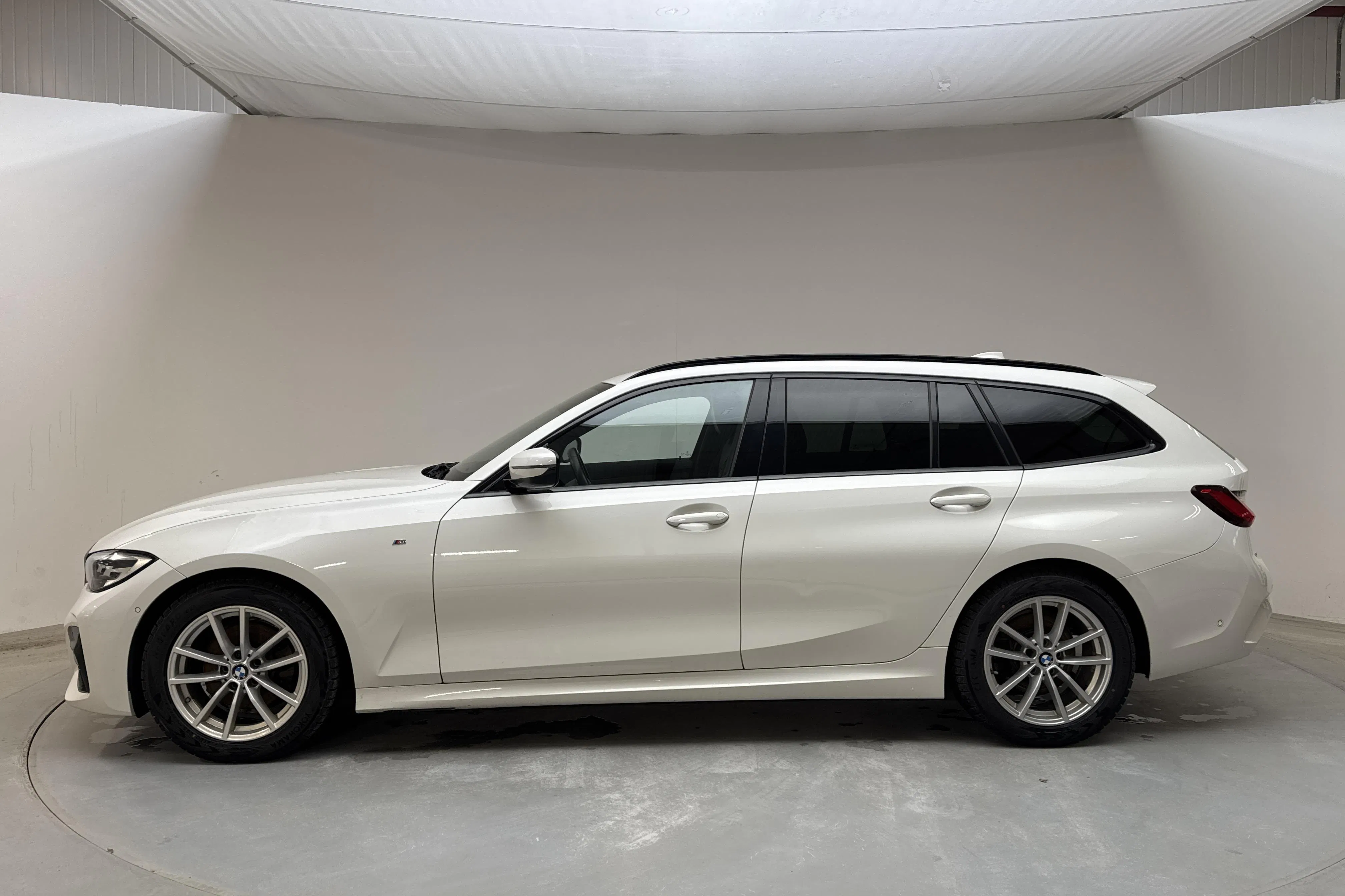 Presentationsfoto 2 av 14: BMW 320d xDrive Touring, G21 (190hk+11hk) - 14 819 mil - Automat - vit - 2021