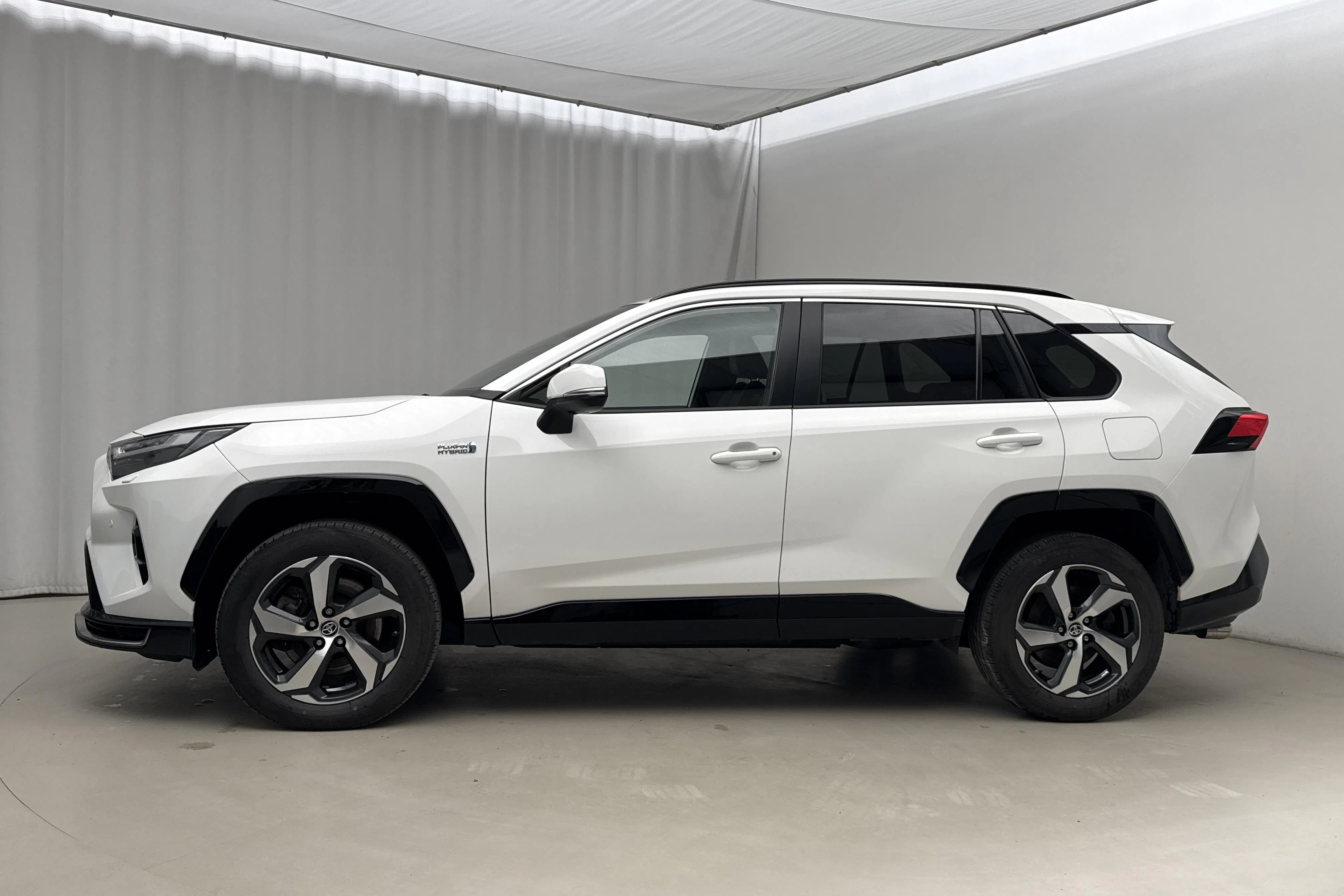 Presentationsfoto 2 av 22: Toyota RAV4 2.5 Plug-in Hybrid AWDi (306hk) - 10 423 mil - Automat - vit - 2023
