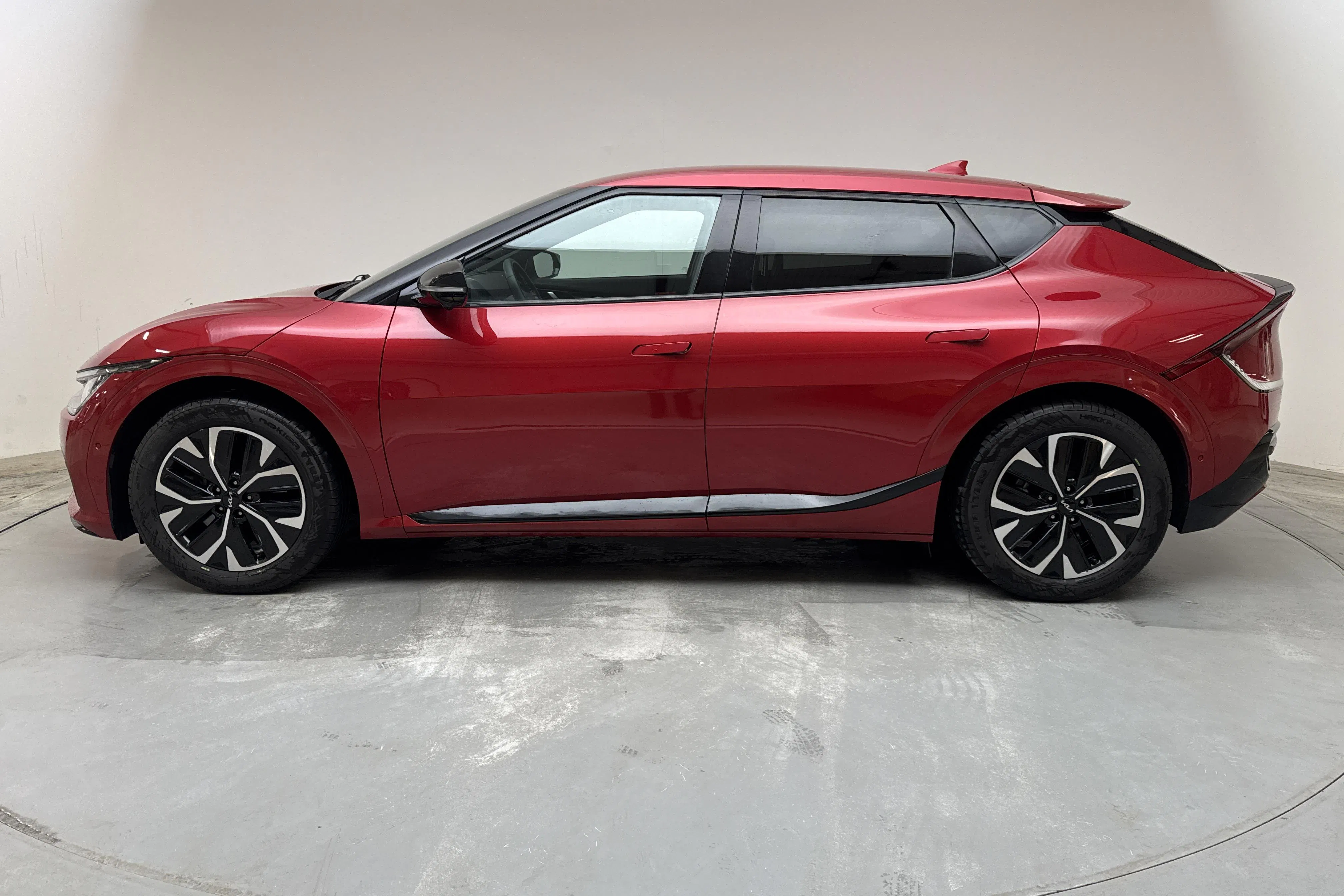 Presentationsfoto 2 av 18: KIA EV6 AWD (325hk) - 11 791 mil - Automat - röd - 2022