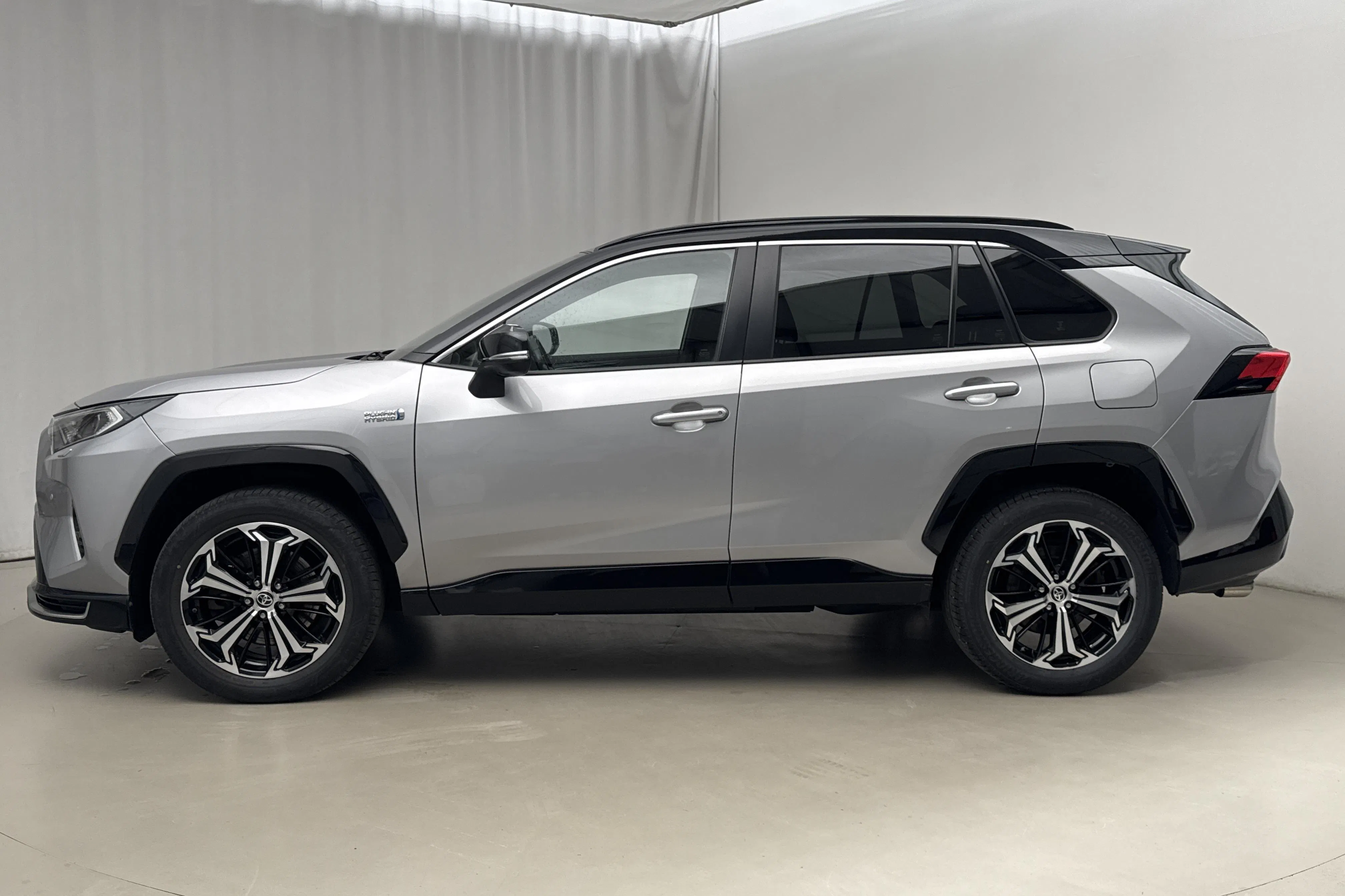 Presentationsfoto 2 av 19: Toyota RAV4 2.5 Plug-in Hybrid AWDi (306hk) - 8 437 mil - Automat - grå - 2021