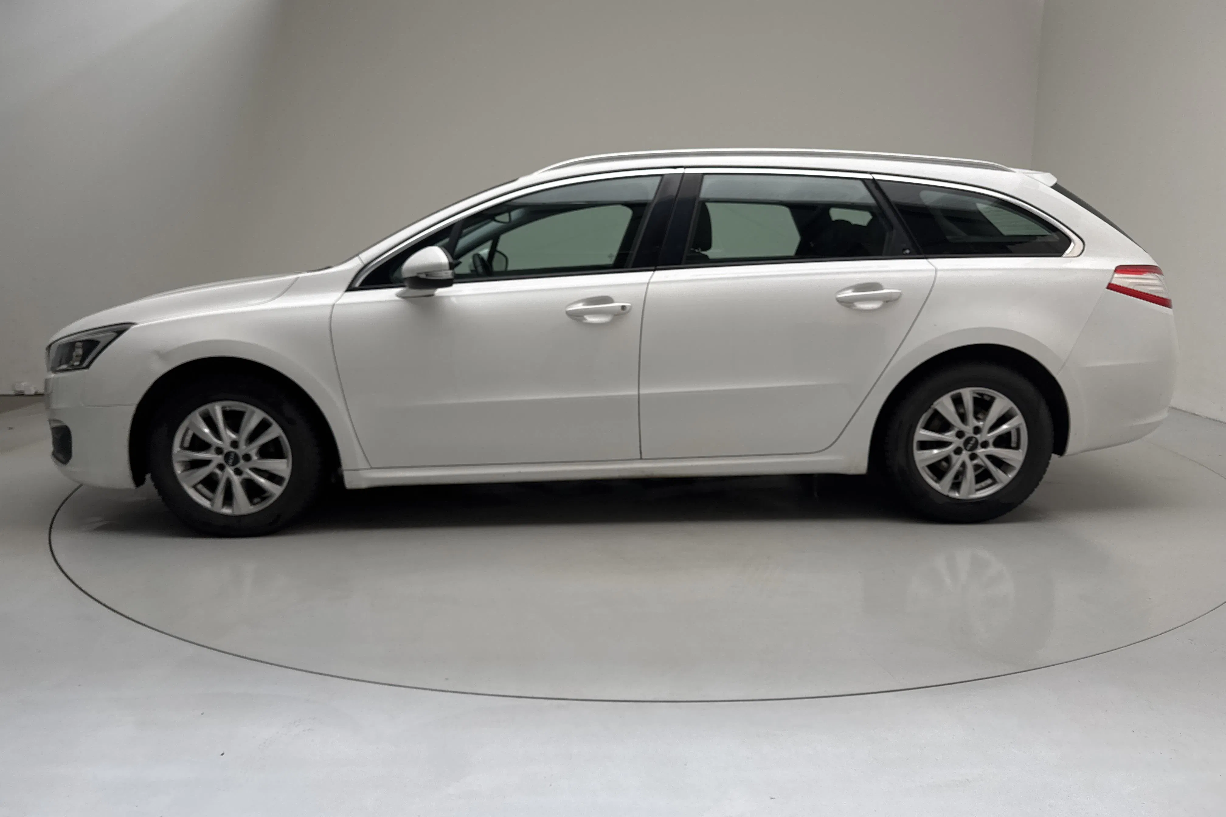 Presentationsfoto 2 av 12: Peugeot 508 SW BlueHDi (120hk) - 12 231 mil - Manuell - vit - 2015