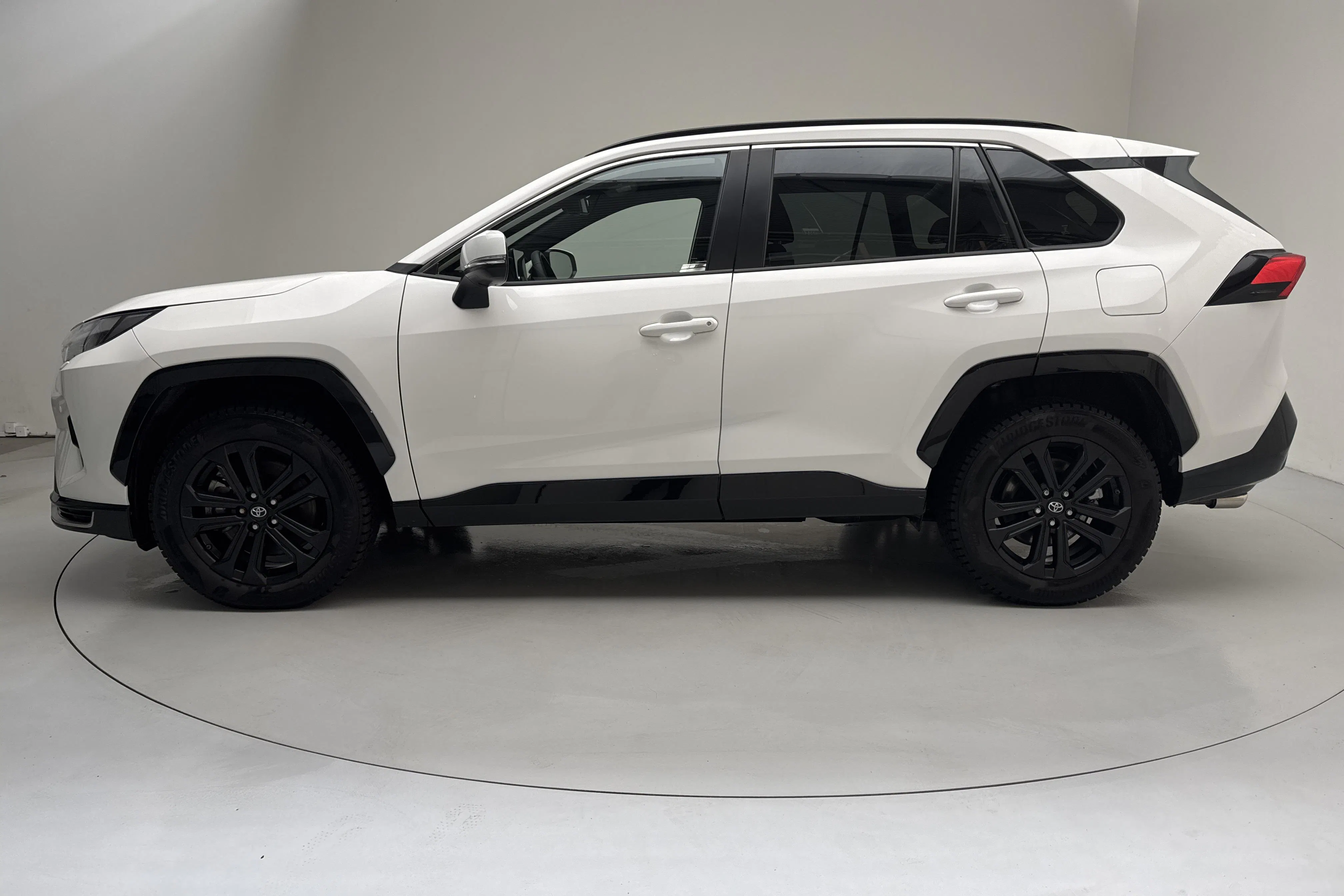 Presentationsfoto 2 av 15: Toyota RAV4 2.5 Plug-in Hybrid AWDi (306hk) - 1 272 mil - Automat - vit - 2025