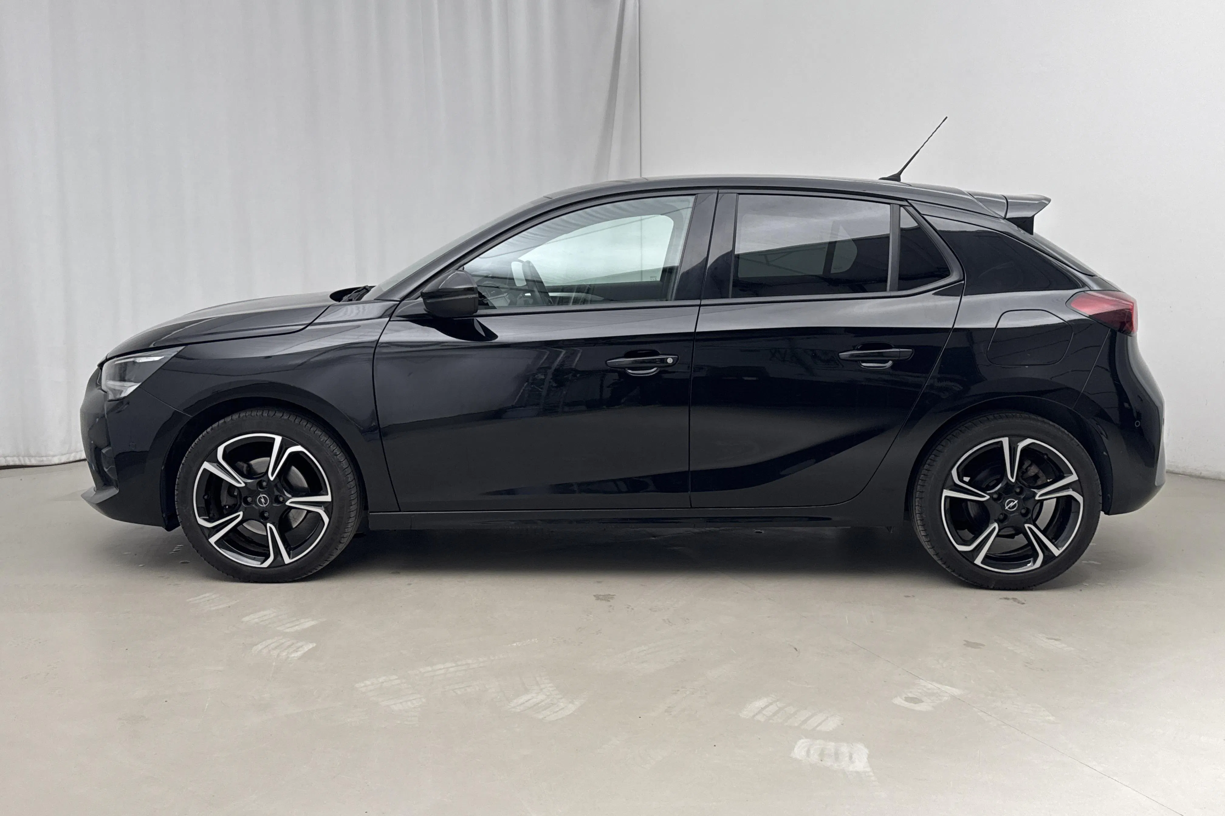 Presentationsfoto 2 av 16: Opel Corsa 1.2 P130 5dr (130hk) - 3 782 mil - Automat - svart - 2020