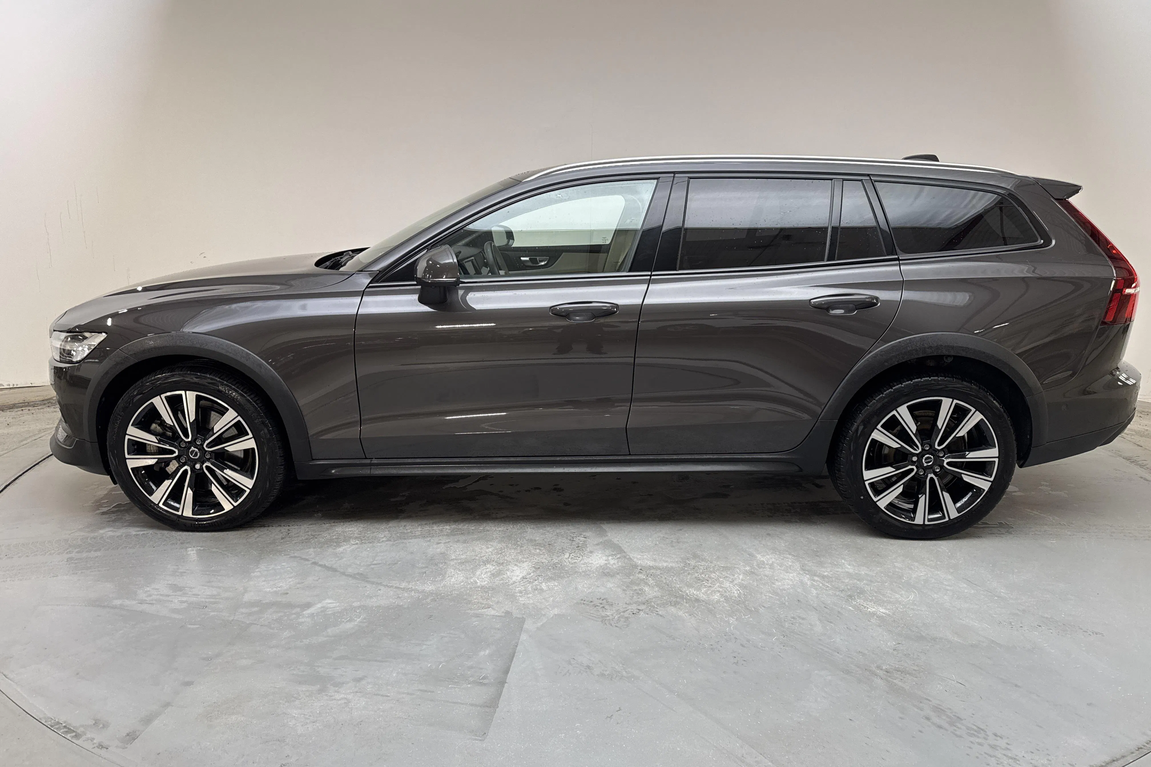 Presentationsfoto 2 av 18: Volvo V60 B4 Cross Country AWD Mildhybrid, Diesel (197hk) - 5 871 mil - Automat - grå - 2024