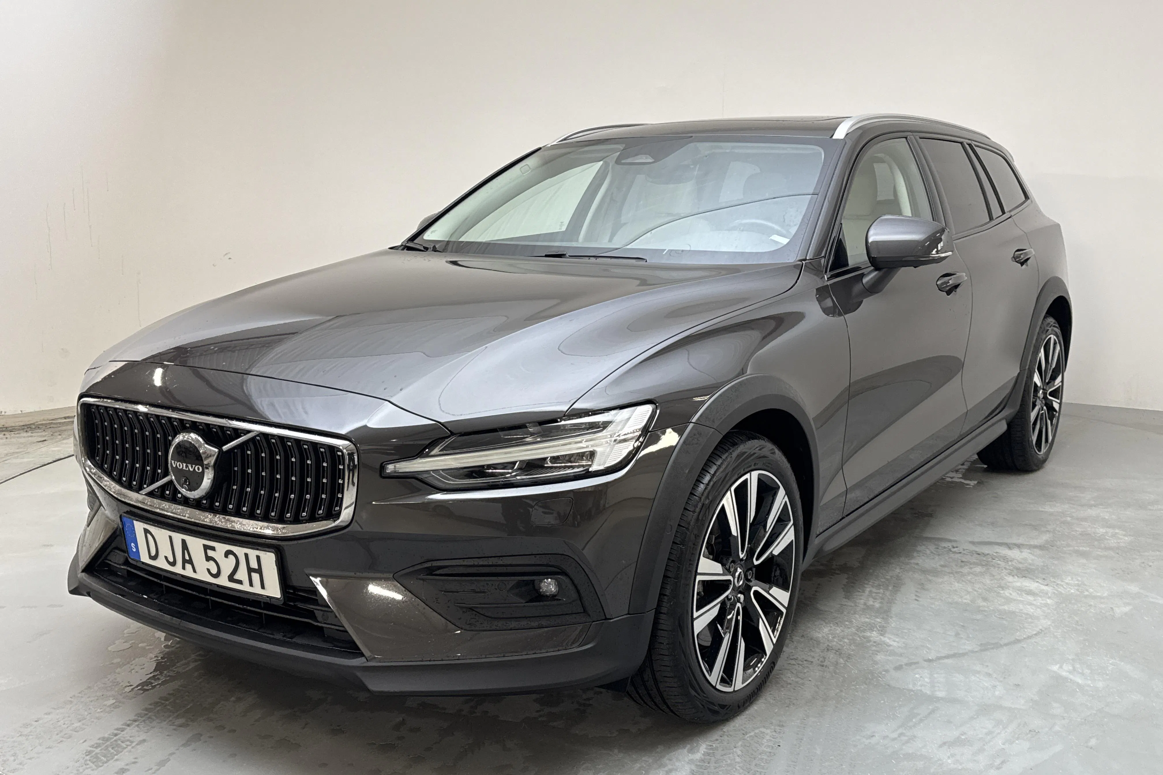 Presentationsfoto 1 av 18: Volvo V60 B4 Cross Country AWD Mildhybrid, Diesel (197hk) - 5 871 mil - Automat - grå - 2024