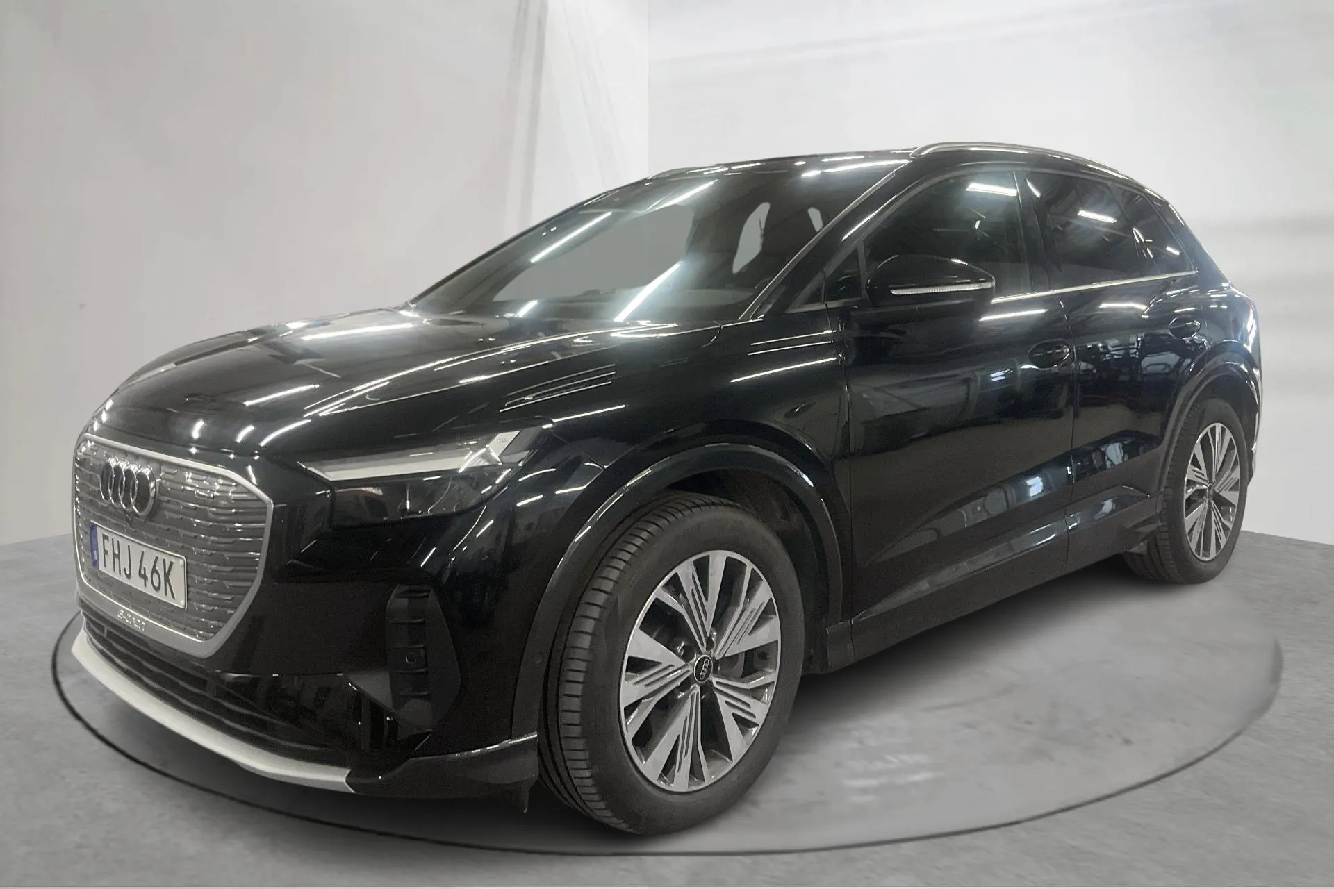 Presentationsfoto 1 av 19: Audi Q4 45 e-tron quattro 77kWh (265hk) - 6 165 mil - Automat - svart - 2023