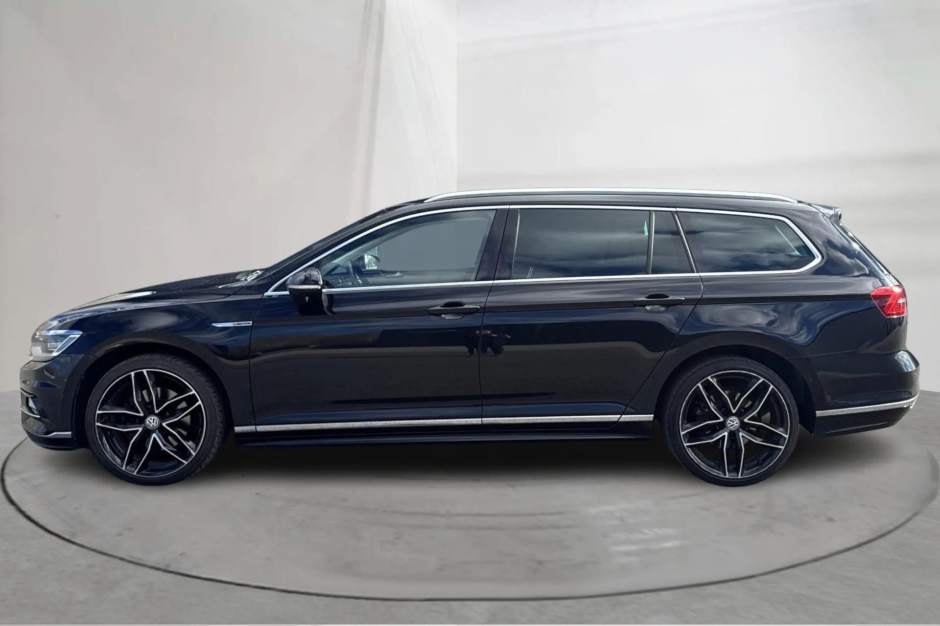 Presentationsfoto 2 av 16: VW Passat 2.0 TDI Sportscombi 4MOTION (190hk) - 21 594 mil - Automat - svart - 2017