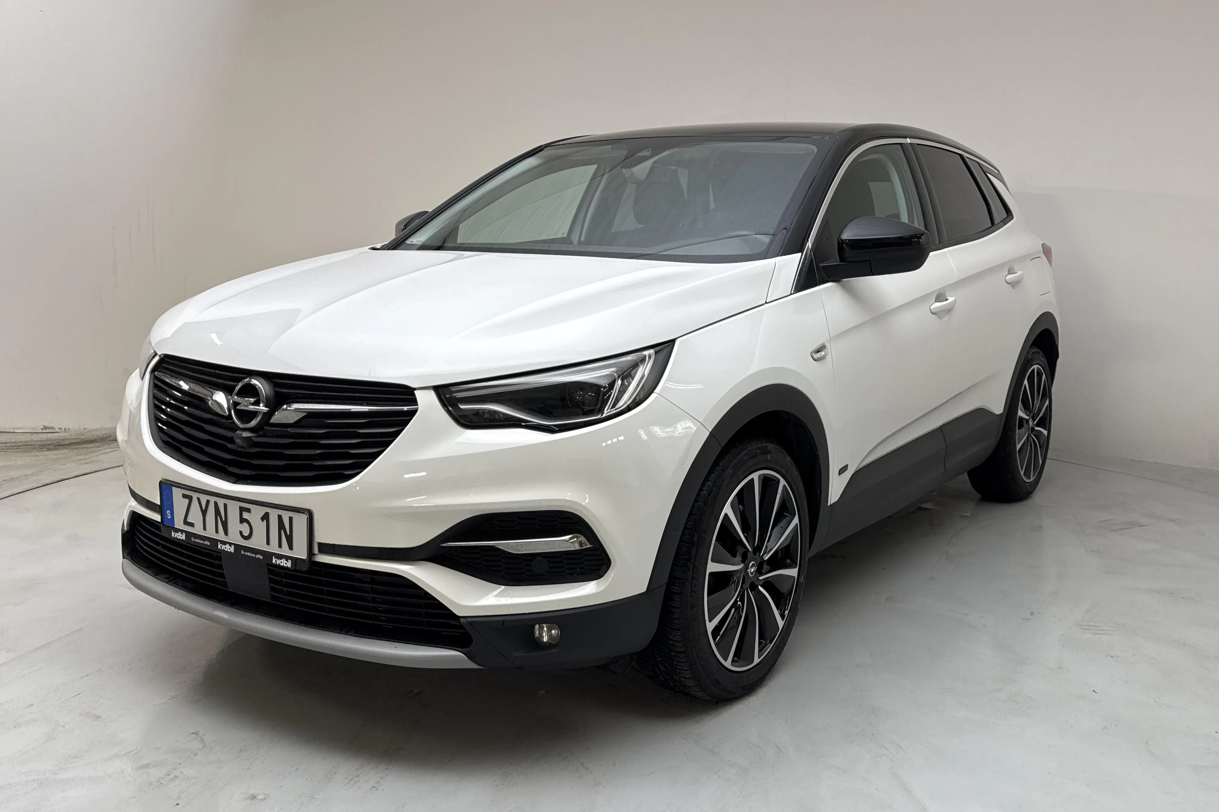 Presentation photo 1 of 16: Opel Grandland X 1.6 AWD PHEV (300hk) - 81 600 km - Automatic - white - 2021